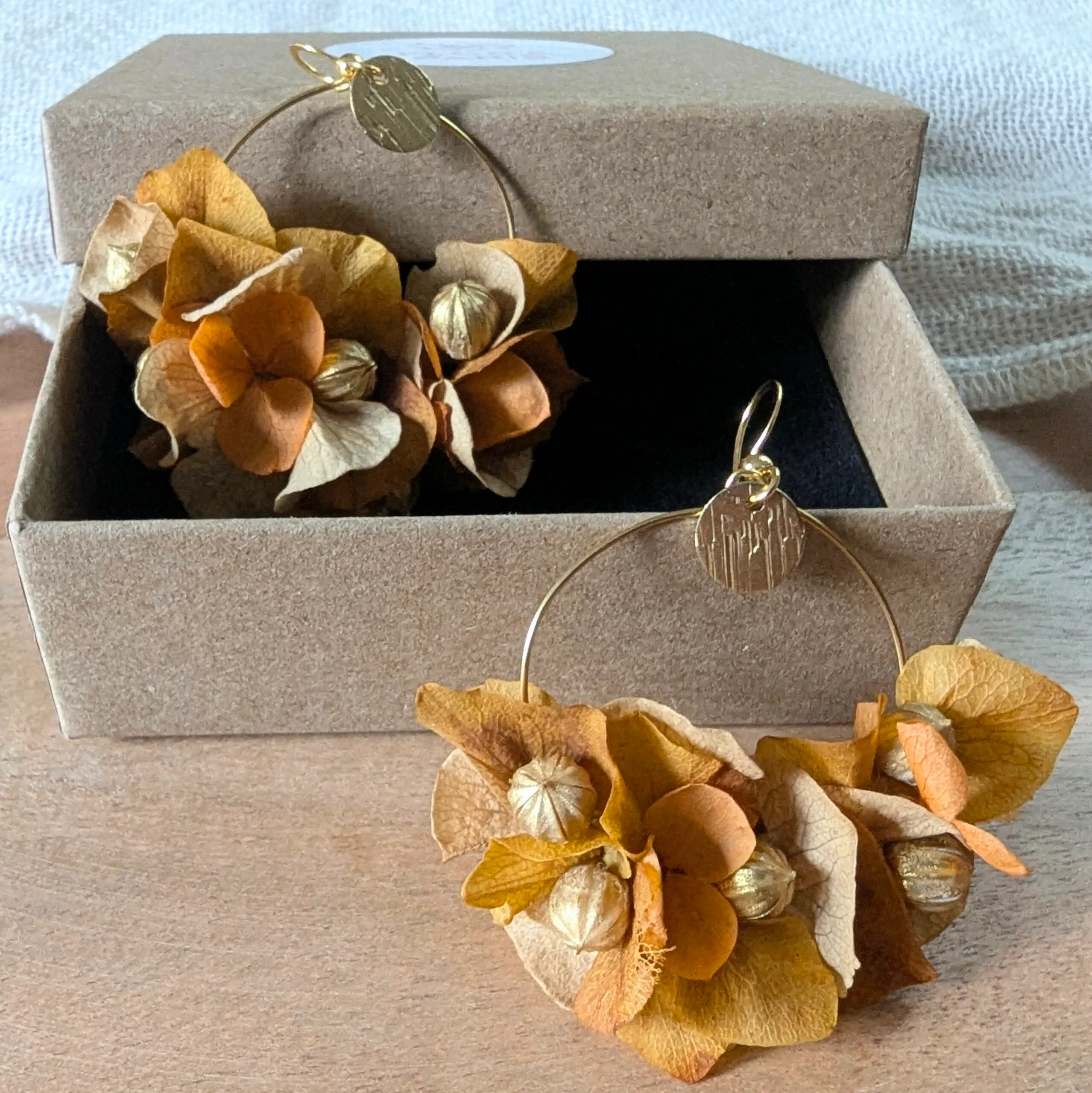 Boucles d’oreilles créoles en fleurs stabilisées, Élora – Image 3