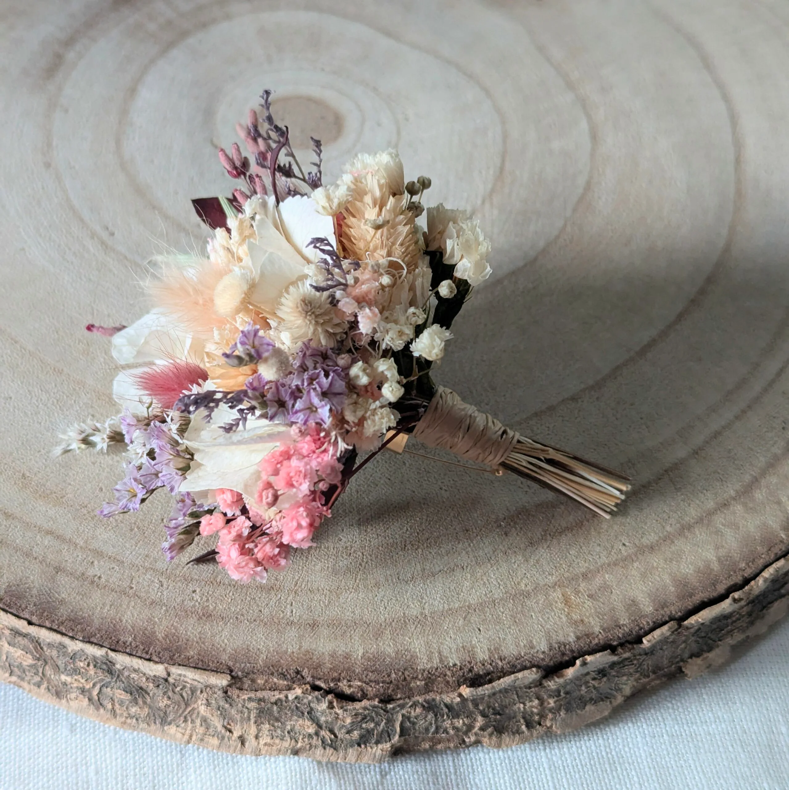 Boutonnière en fleurs stabilisées aux tonalités nude, Jessy – Image 2