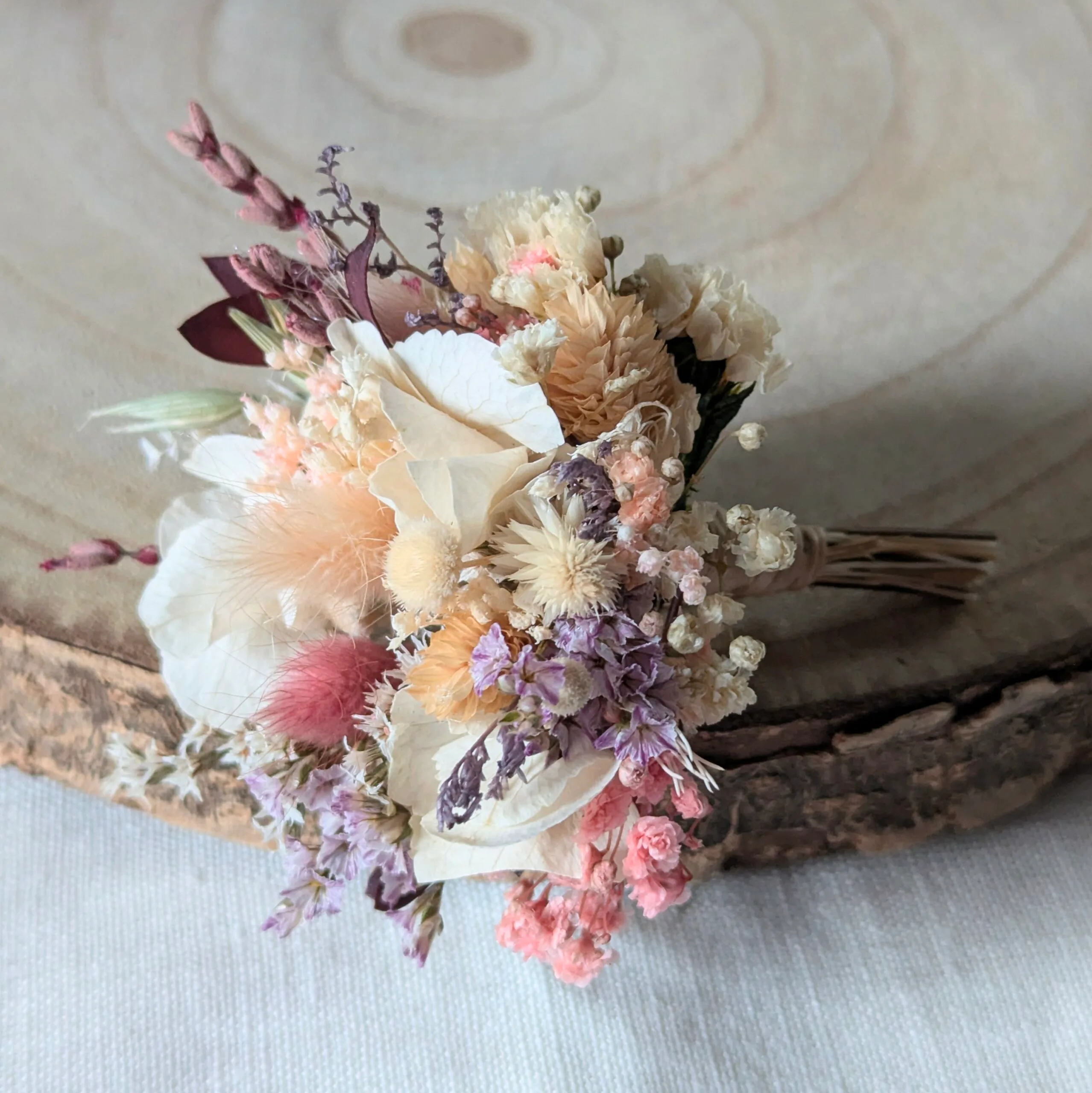 Boutonnière en fleurs stabilisées aux tonalités nude, Jessy