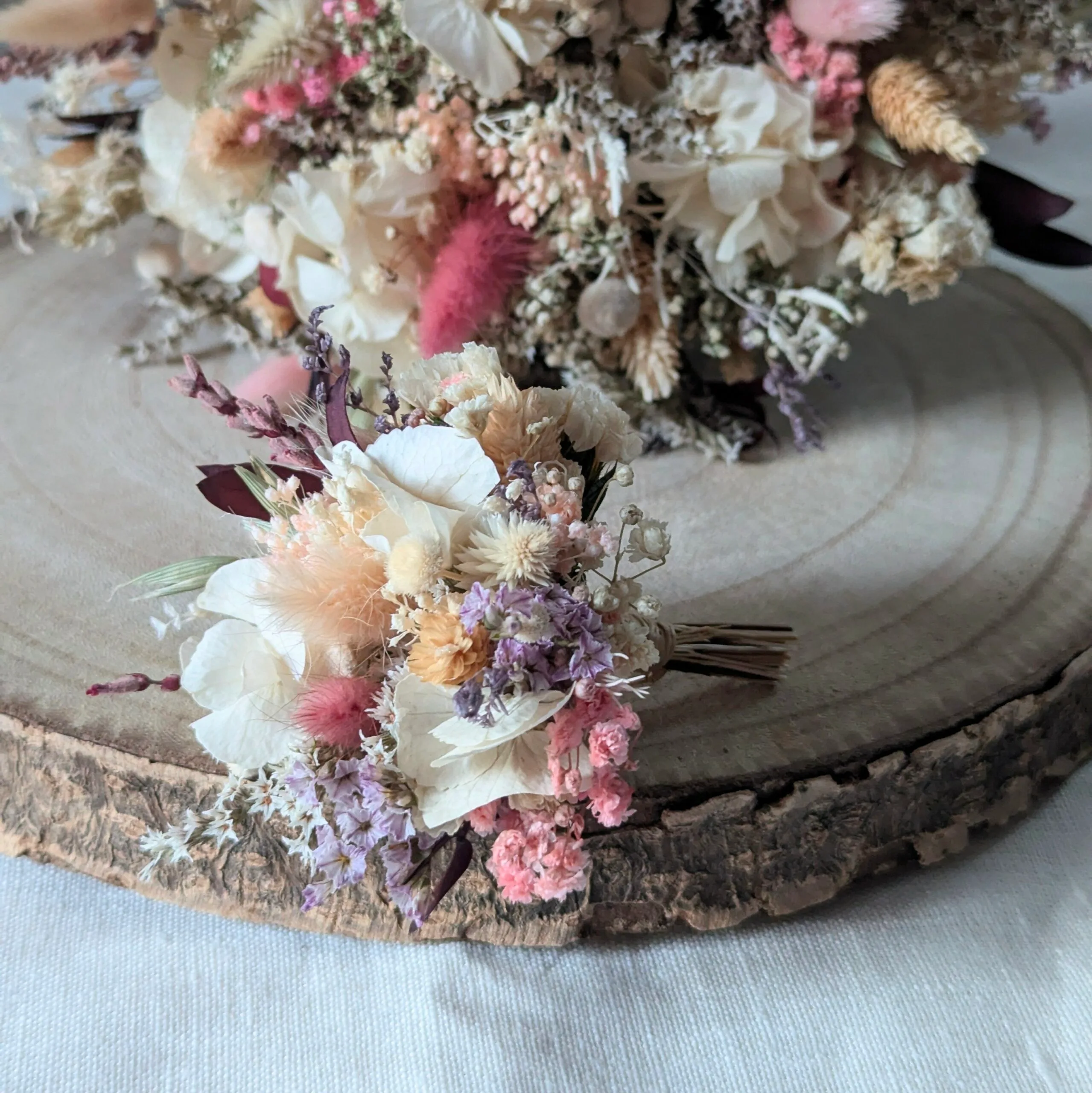 Boutonnière en fleurs stabilisées aux tonalités nude, Jessy – Image 3