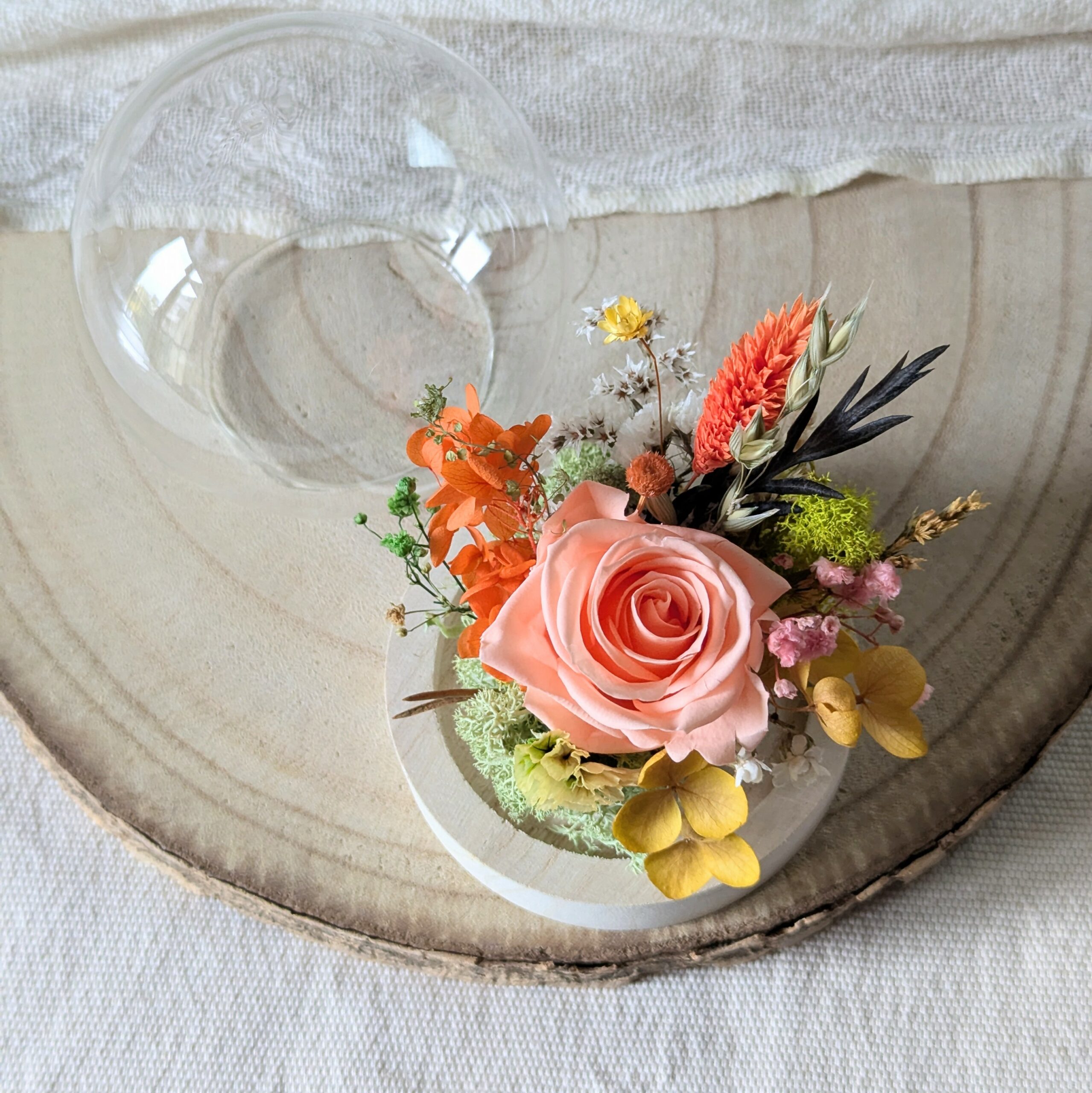 Mini cloche en verre avec rose éternelle & fleurs stabilisées, Élodie – Image 2