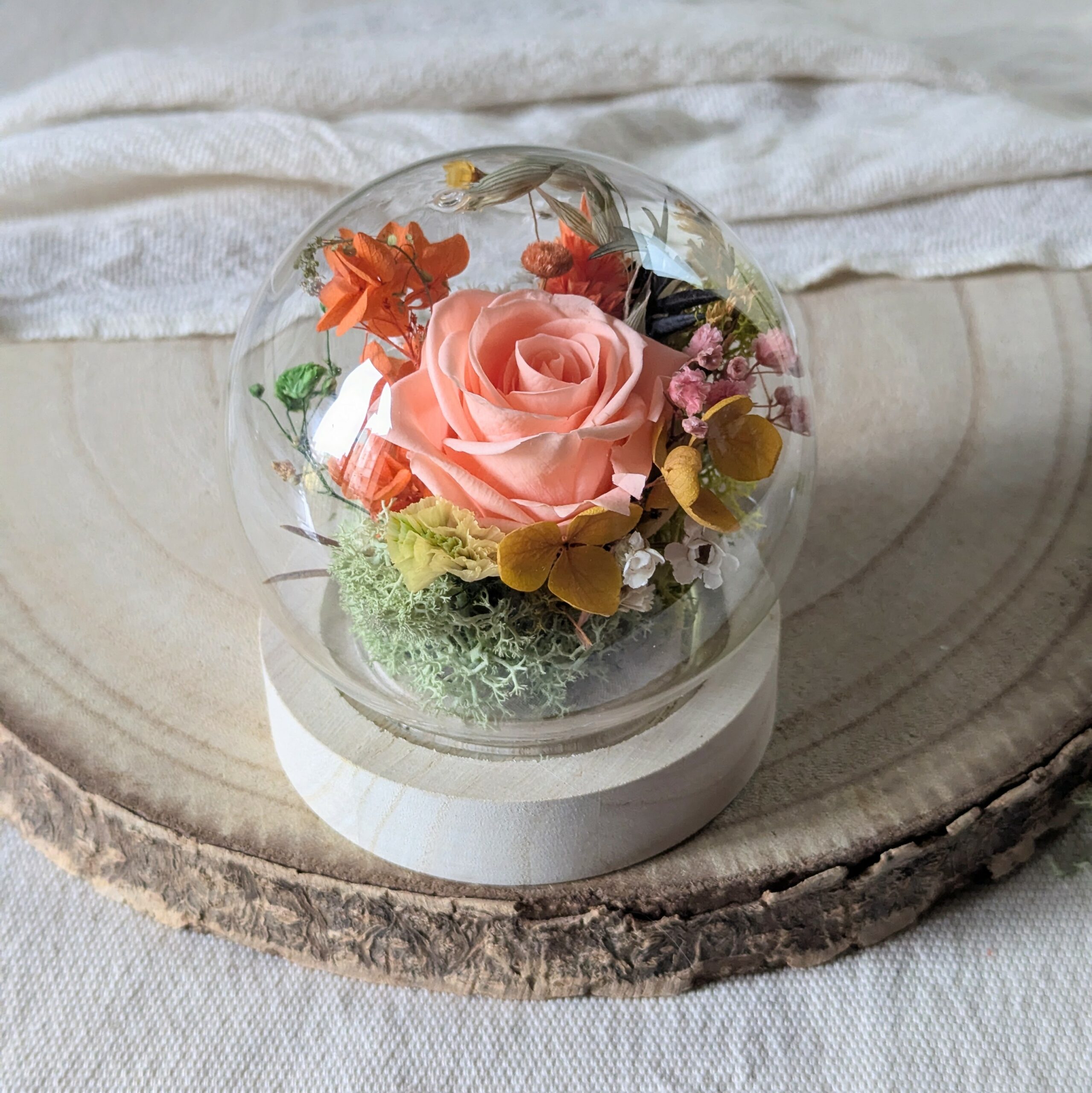Mini cloche en verre avec rose éternelle & fleurs stabilisées, Élodie – Image 3