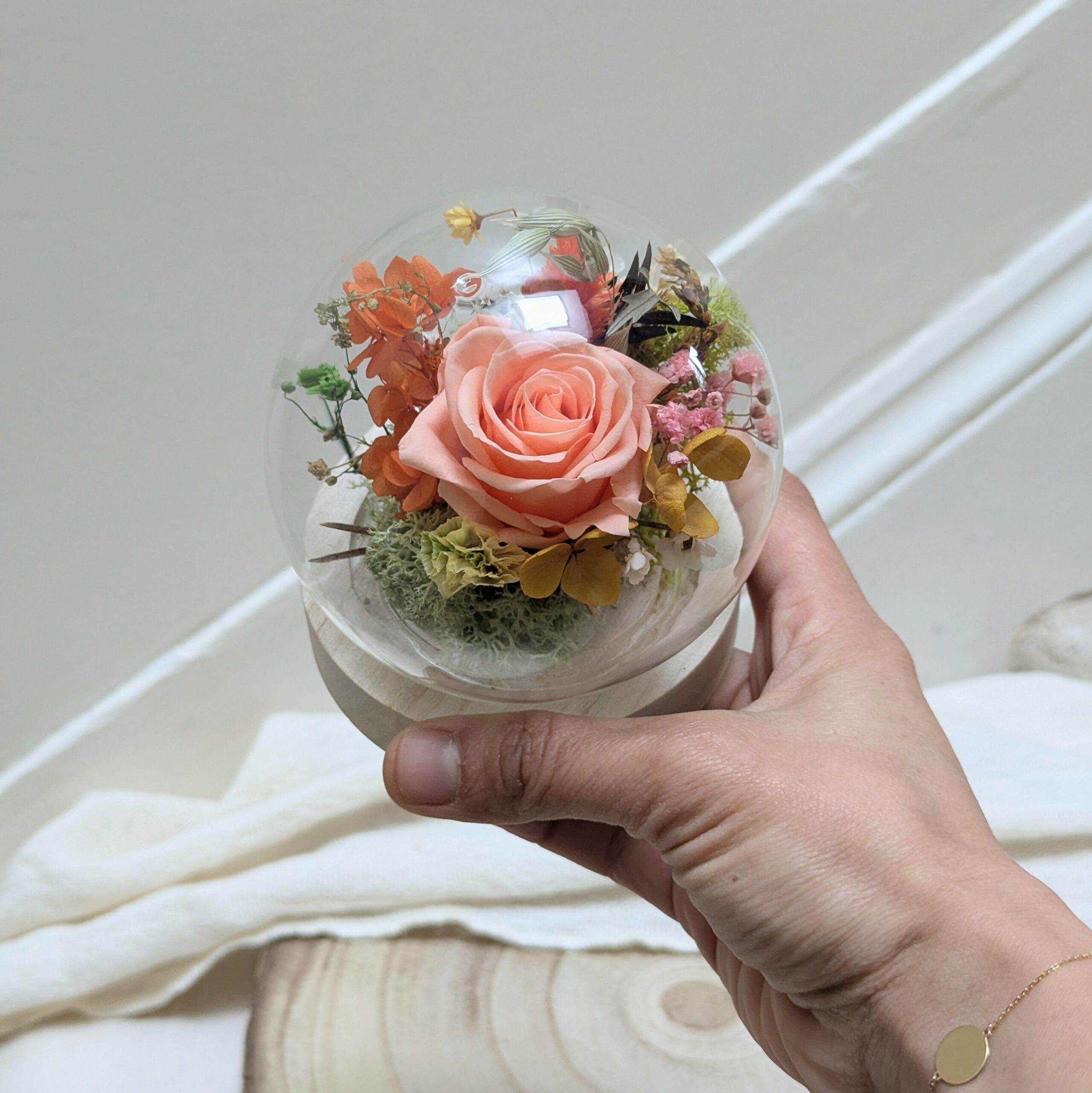 Mini cloche en verre avec rose éternelle & fleurs stabilisées, Élodie – Image 4