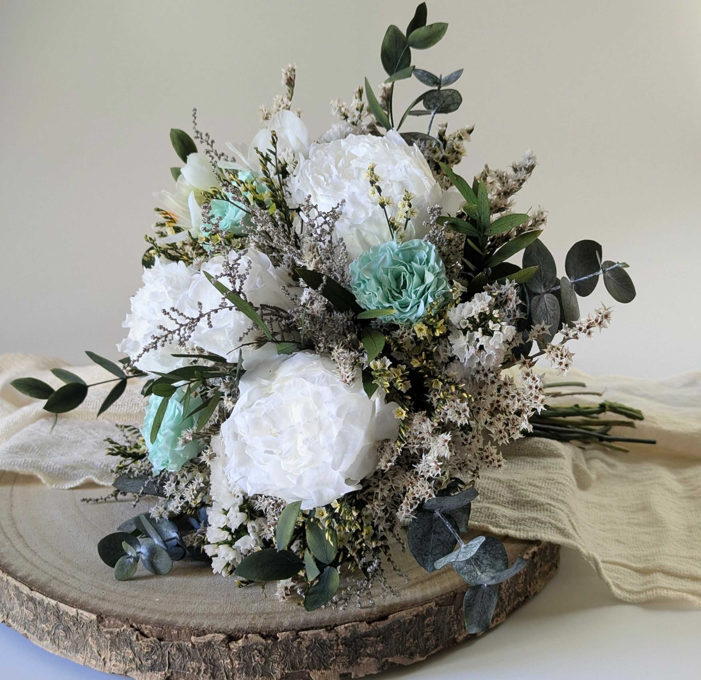 Bouquet de mariée avec pivoines blanches et roses turquoise, Bianca