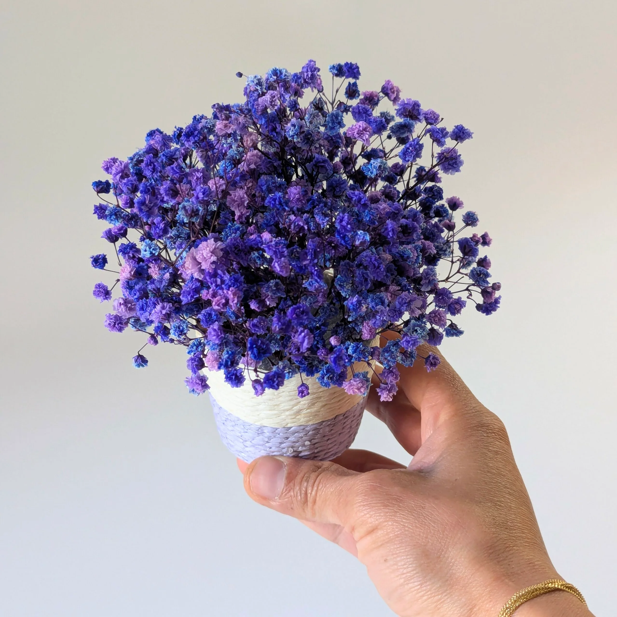 Mini panier en gypsophile stabilisée violet & bleu, Léna – Image 3