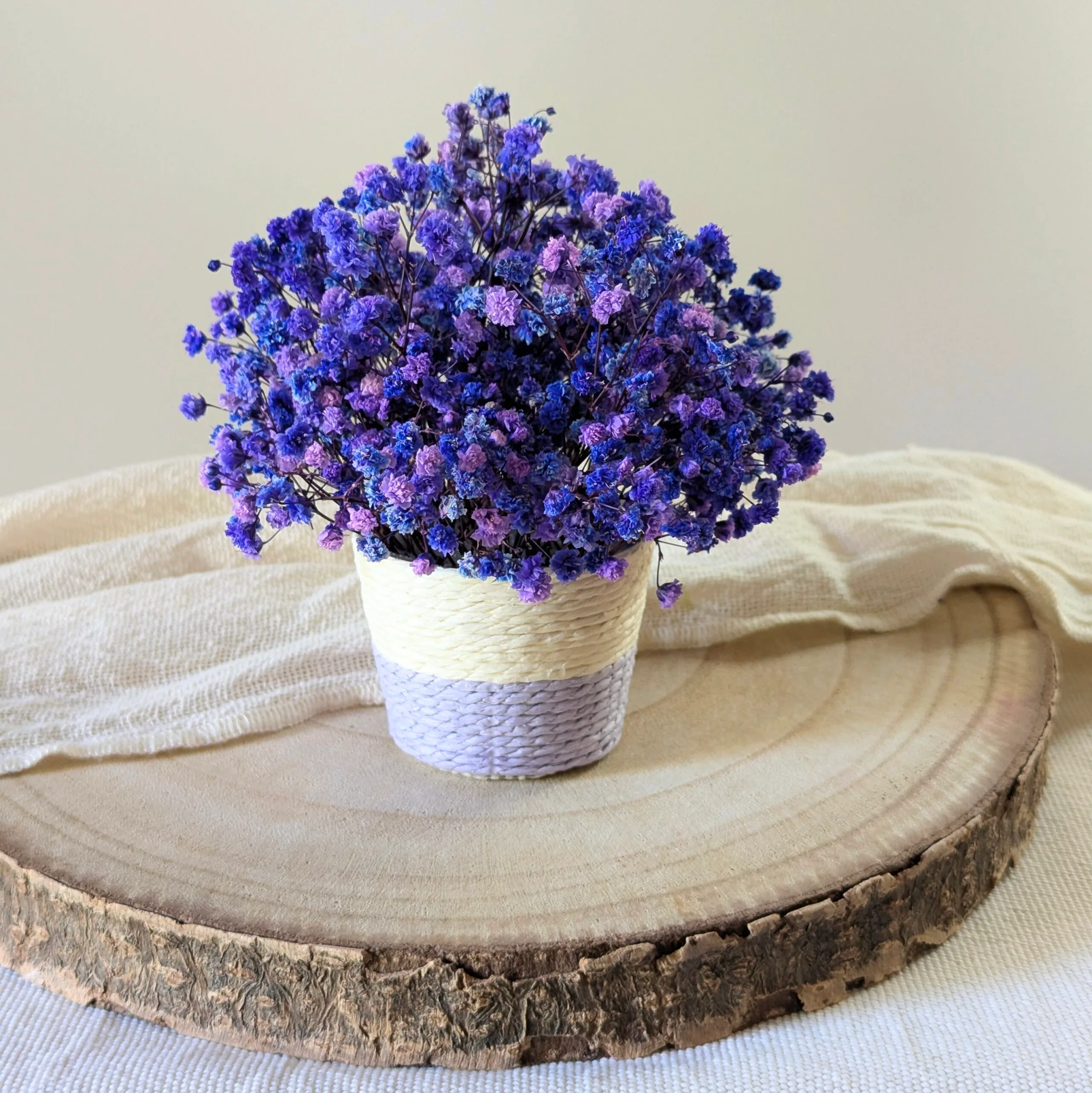 Mini panier en gypsophile stabilisée violet & bleu, Léna – Image 2