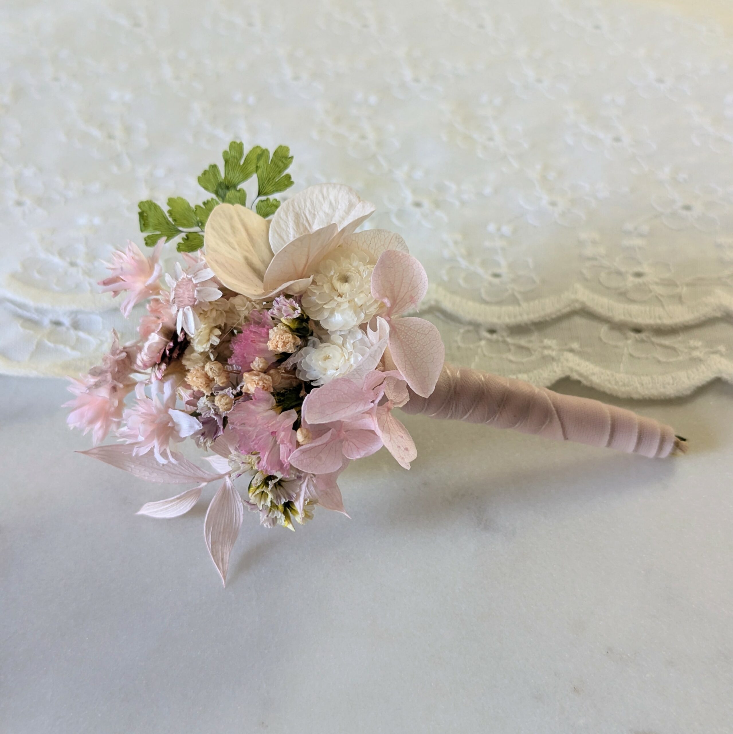 Boutonnière de marié artisanale en fleurs stabilisées rose poudré, Émilie – Image 2
