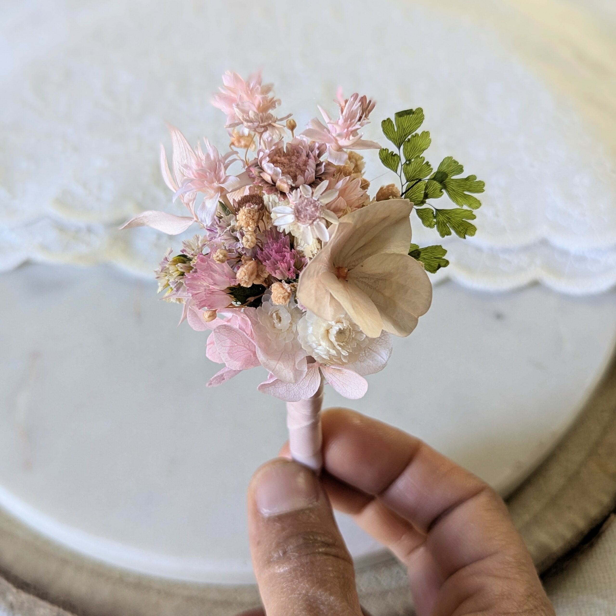 Boutonnière de marié artisanale en fleurs stabilisées rose poudré, Émilie – Image 3