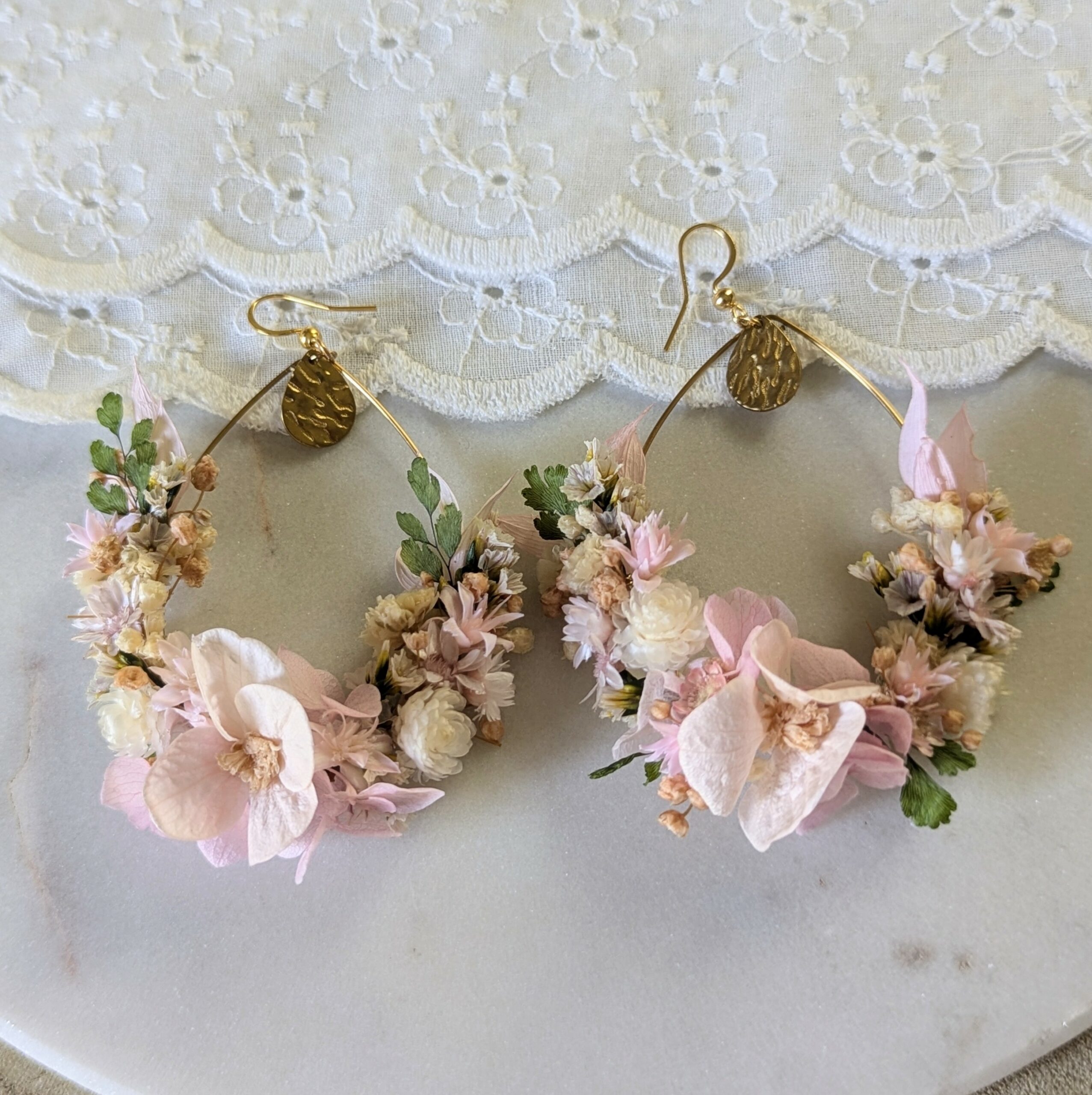 Boucles d'oreilles créoles de mariée artisanales en fleurs stabilisées rose poudré, Émilie – Image 2