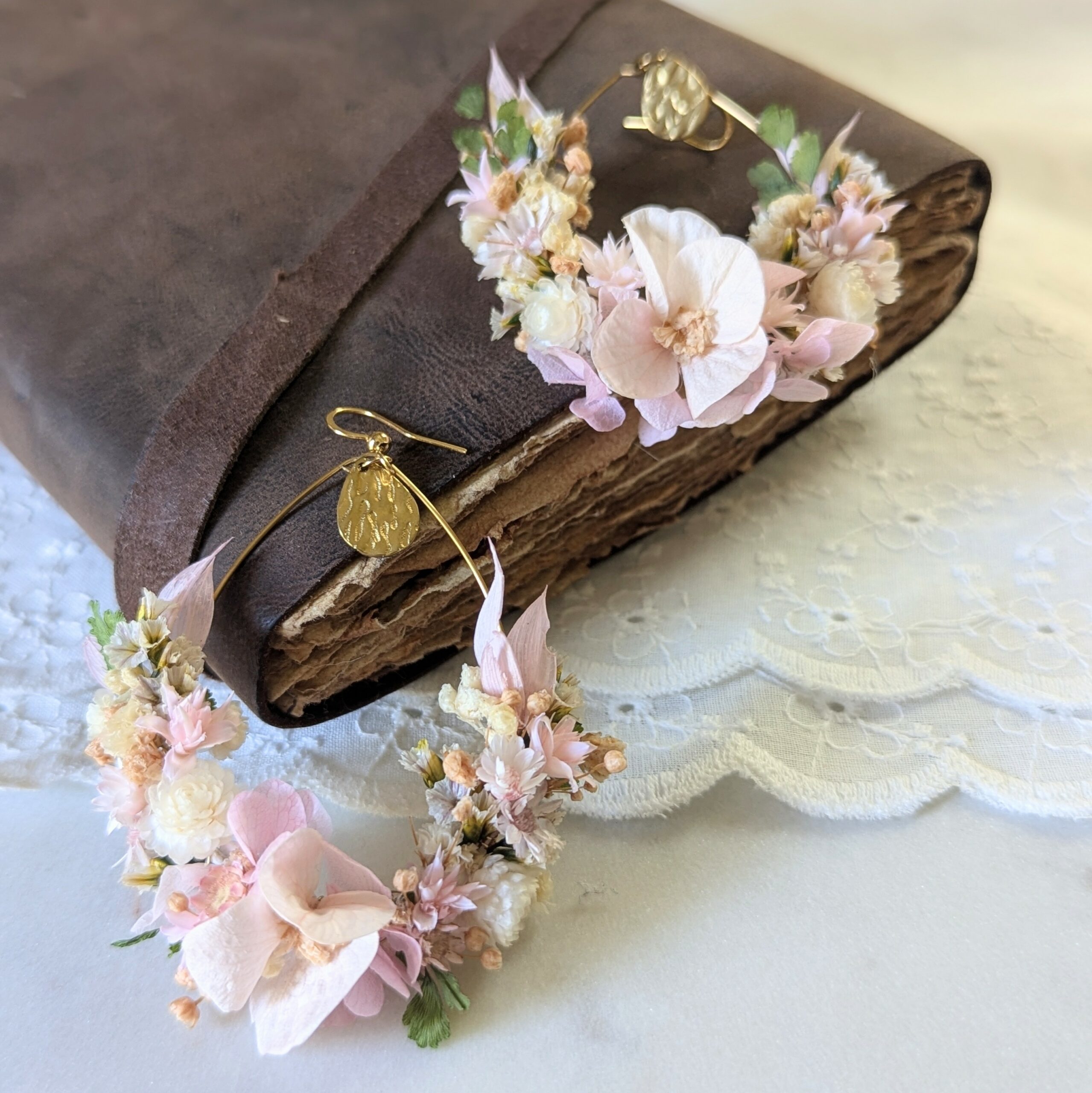 Boucles d'oreilles créoles de mariée artisanales en fleurs stabilisées rose poudré, Émilie – Image 3