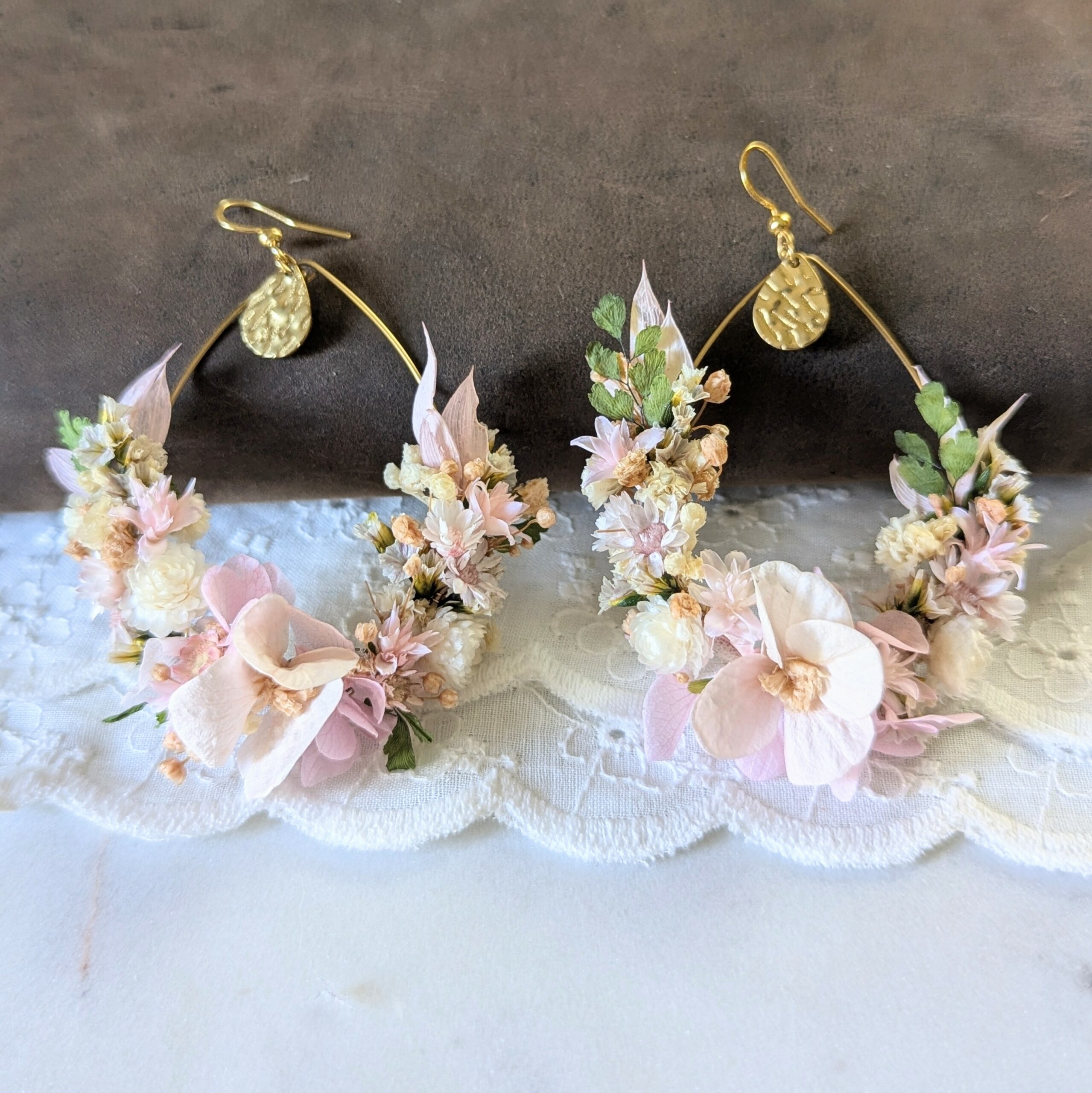 Boucles d'oreilles créoles de mariée artisanales en fleurs stabilisées rose poudré, Émilie