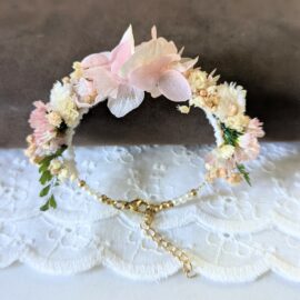 Bracelet de mariée artisanal en fleurs stabilisées rose poudré, Émilie