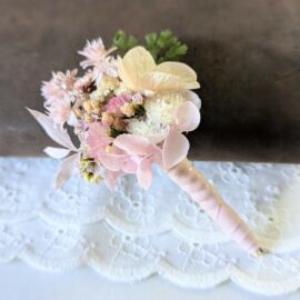 Boutonnière de marié artisanale en fleurs stabilisées rose poudré, Émilie