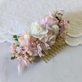 Peigne à cheveux fleuri pour coiffure de mariage en fleurs stabilisées rose poudré, Émilie