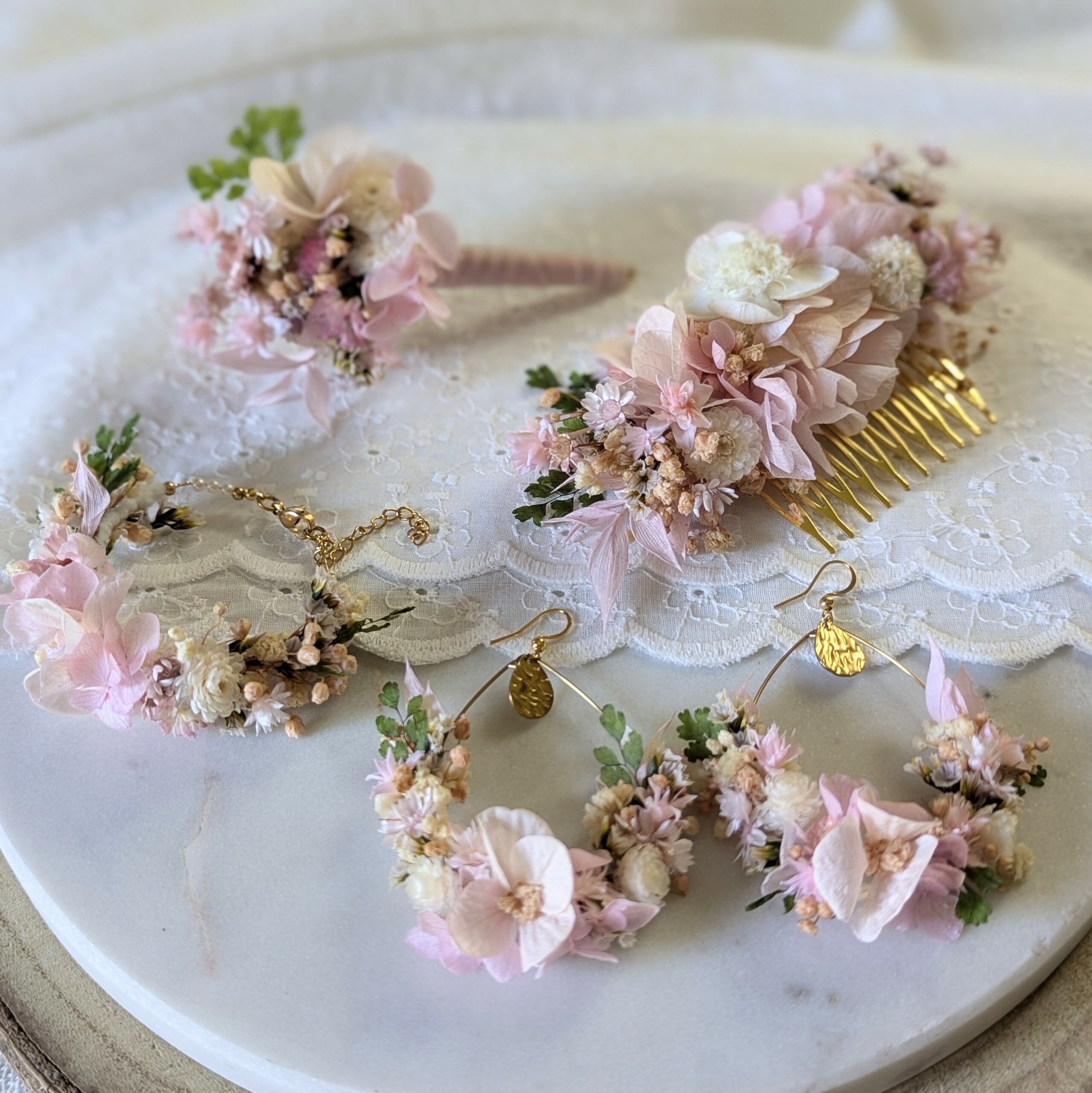Boucles d'oreilles créoles de mariée artisanales en fleurs stabilisées rose poudré, Émilie – Image 4