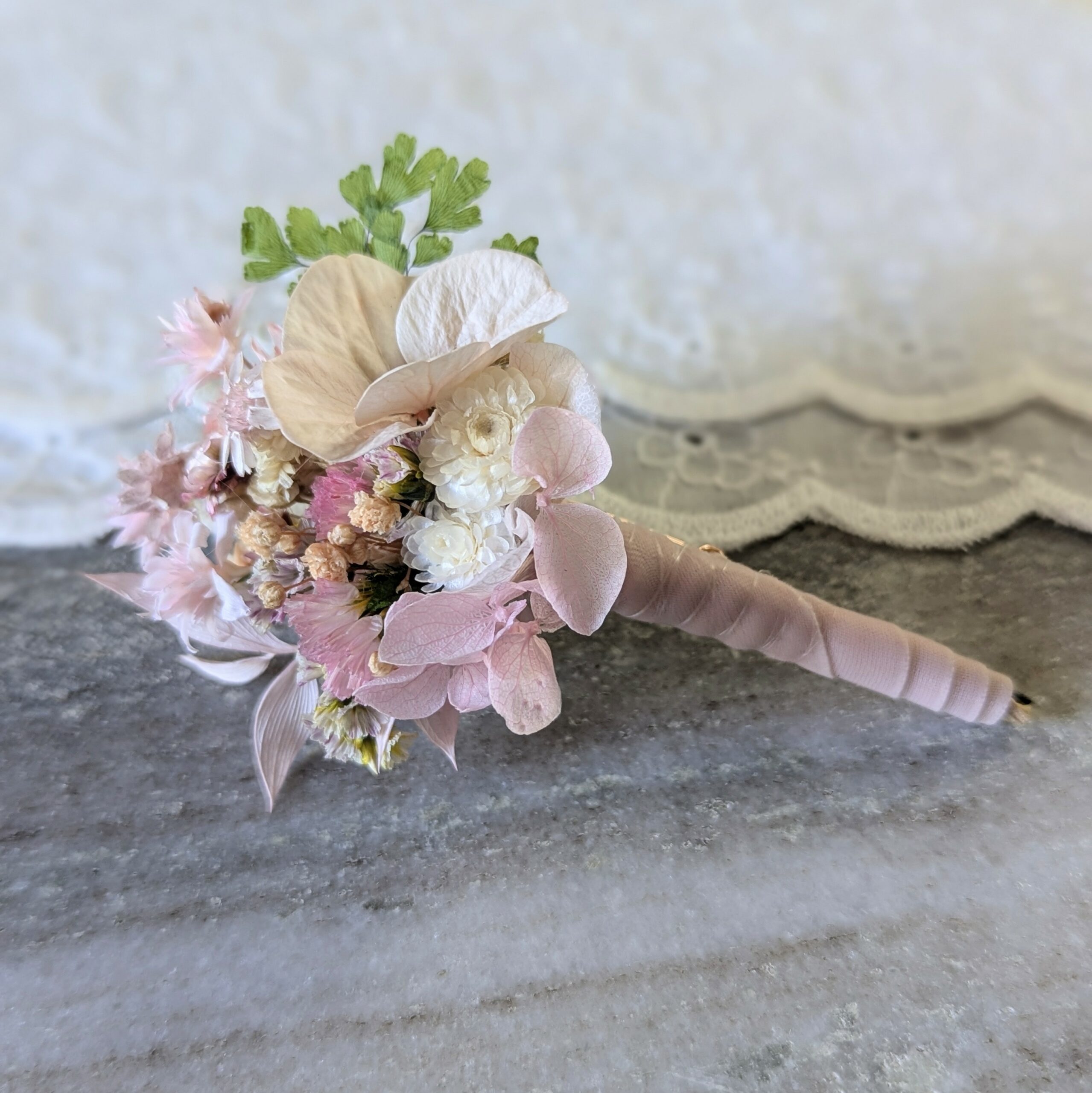 Boutonnière de marié artisanale en fleurs stabilisées rose poudré, Émilie – Image 4