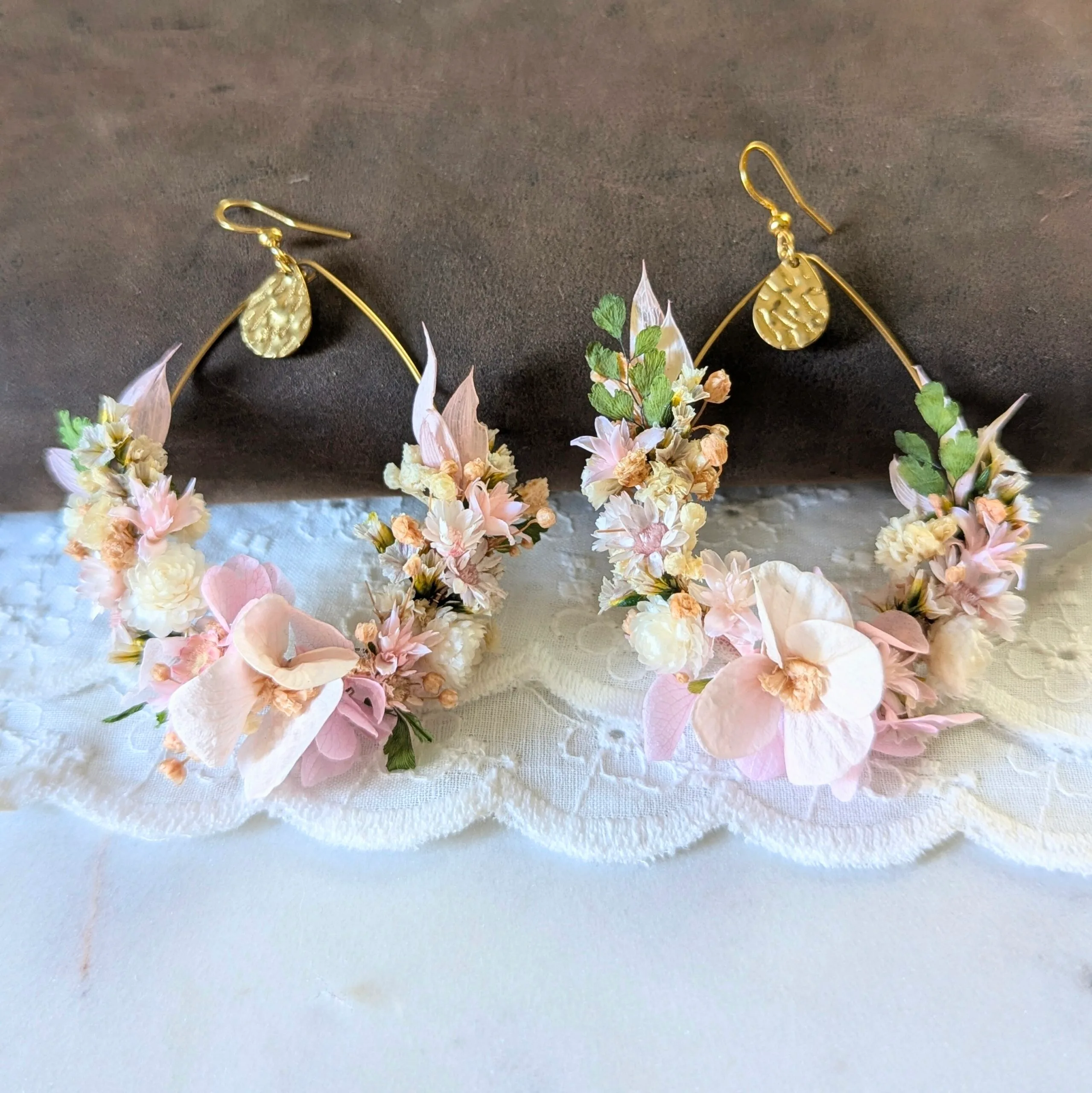 Boucles d'oreilles de mariée artisanales en fleurs stabilisées rose poudré, Émilie