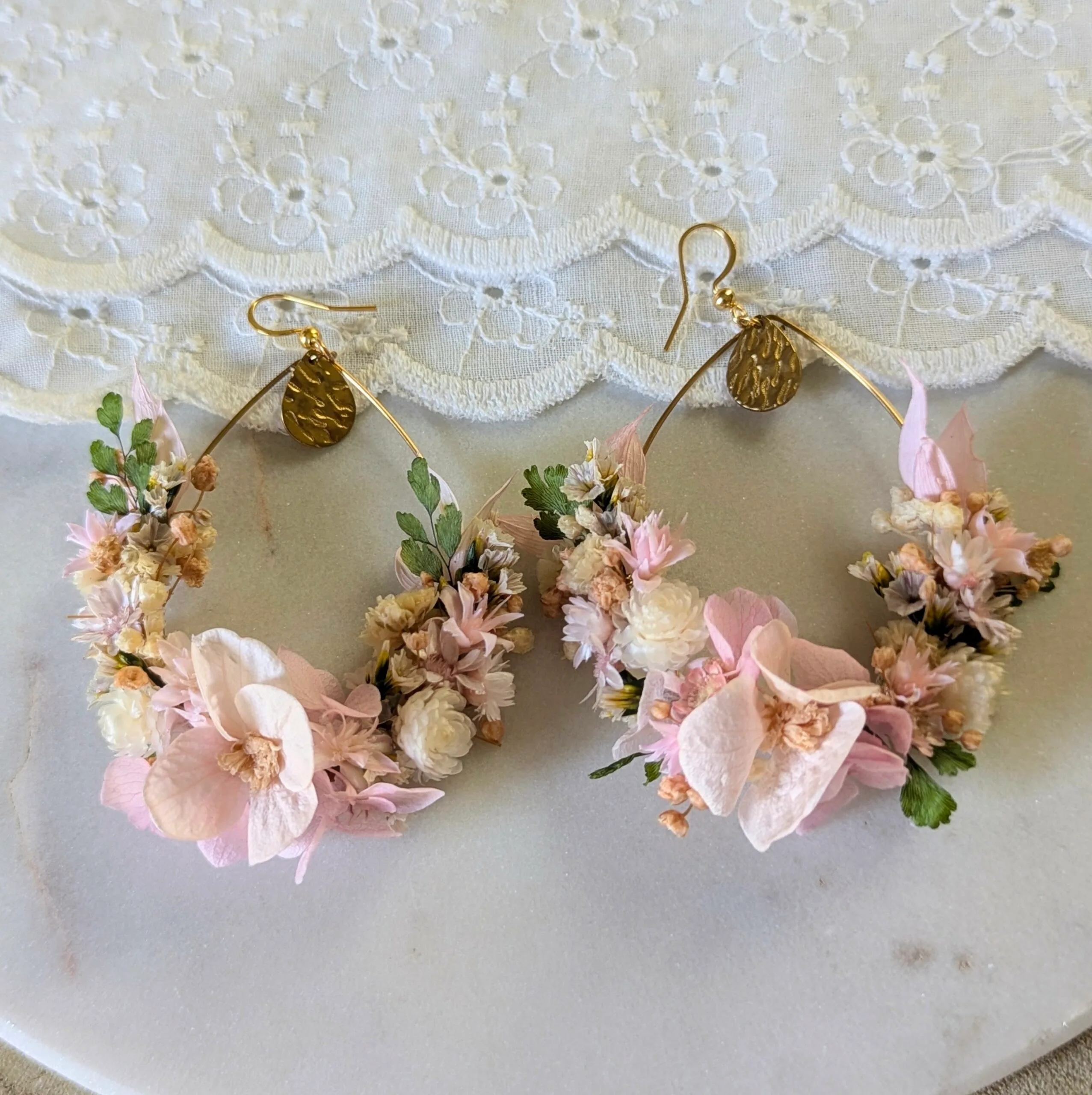 Boucles d'oreilles de mariée artisanales en fleurs stabilisées rose poudré, Émilie – Image 2