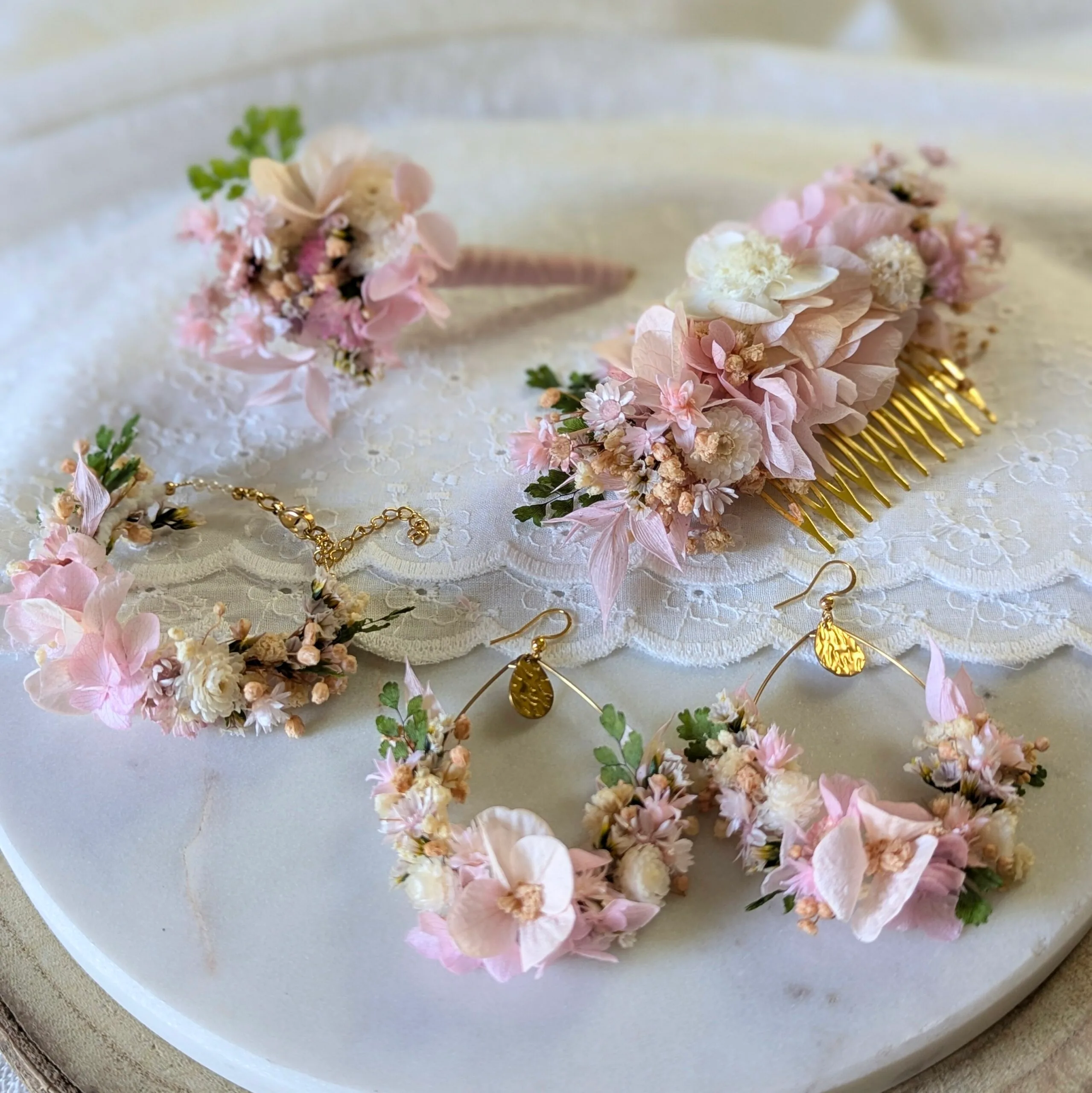 Boucles d'oreilles de mariée artisanales en fleurs stabilisées rose poudré, Émilie – Image 4