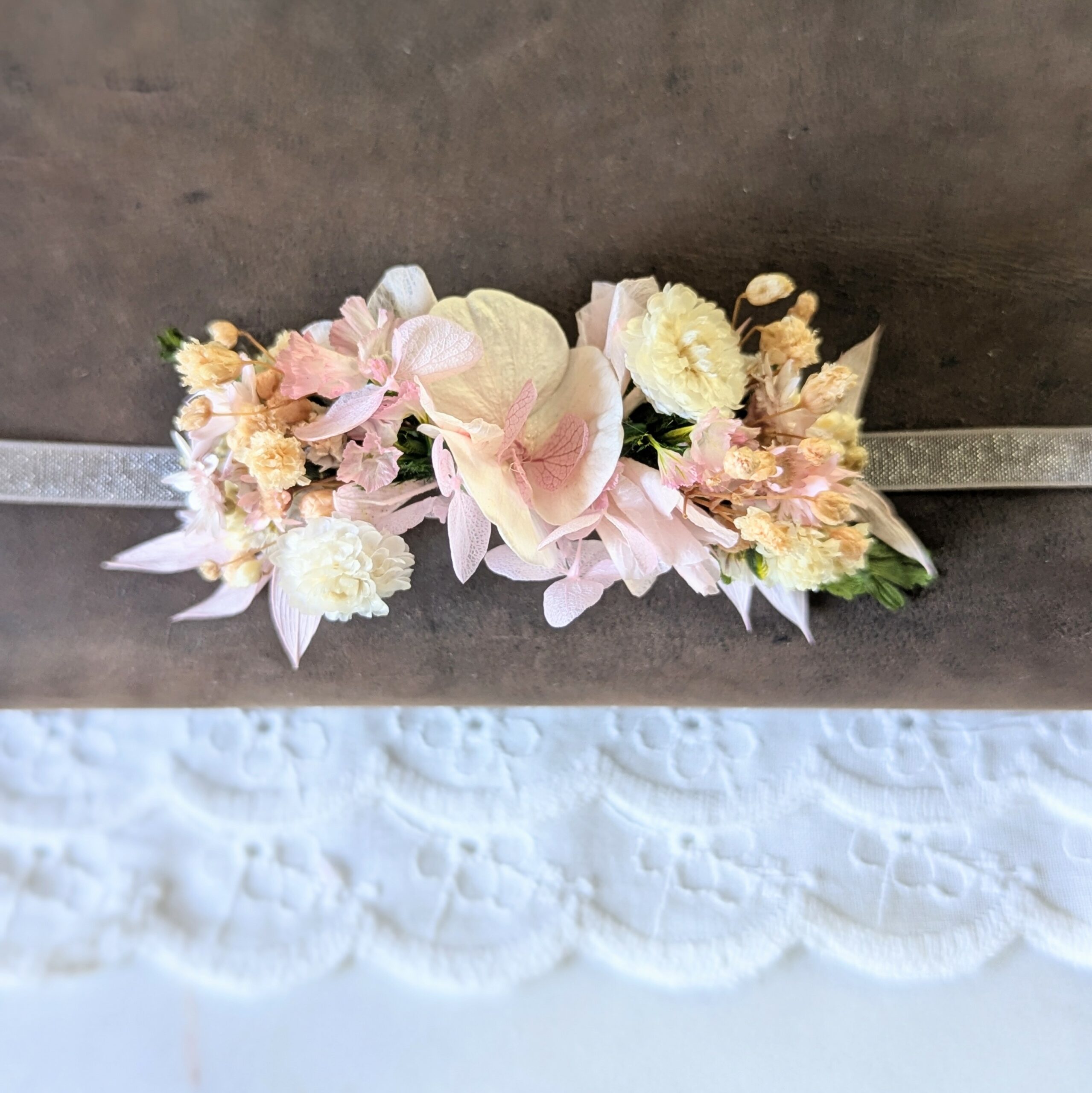 Bracelet enfant en fleurs stabilisées et ruban rose poudré, Émilie