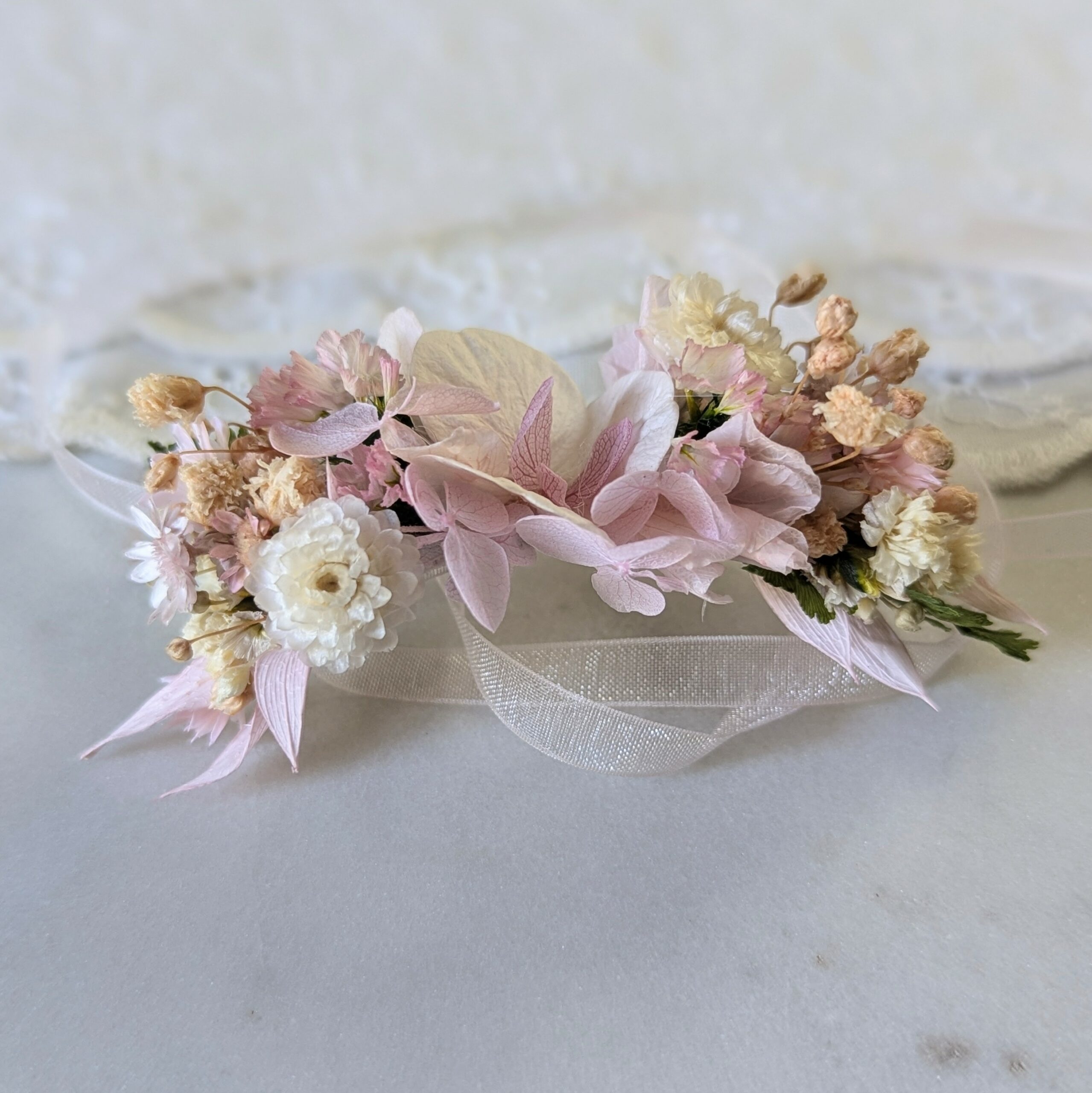 Bracelet enfant en fleurs stabilisées et ruban rose poudré, Émilie – Image 2