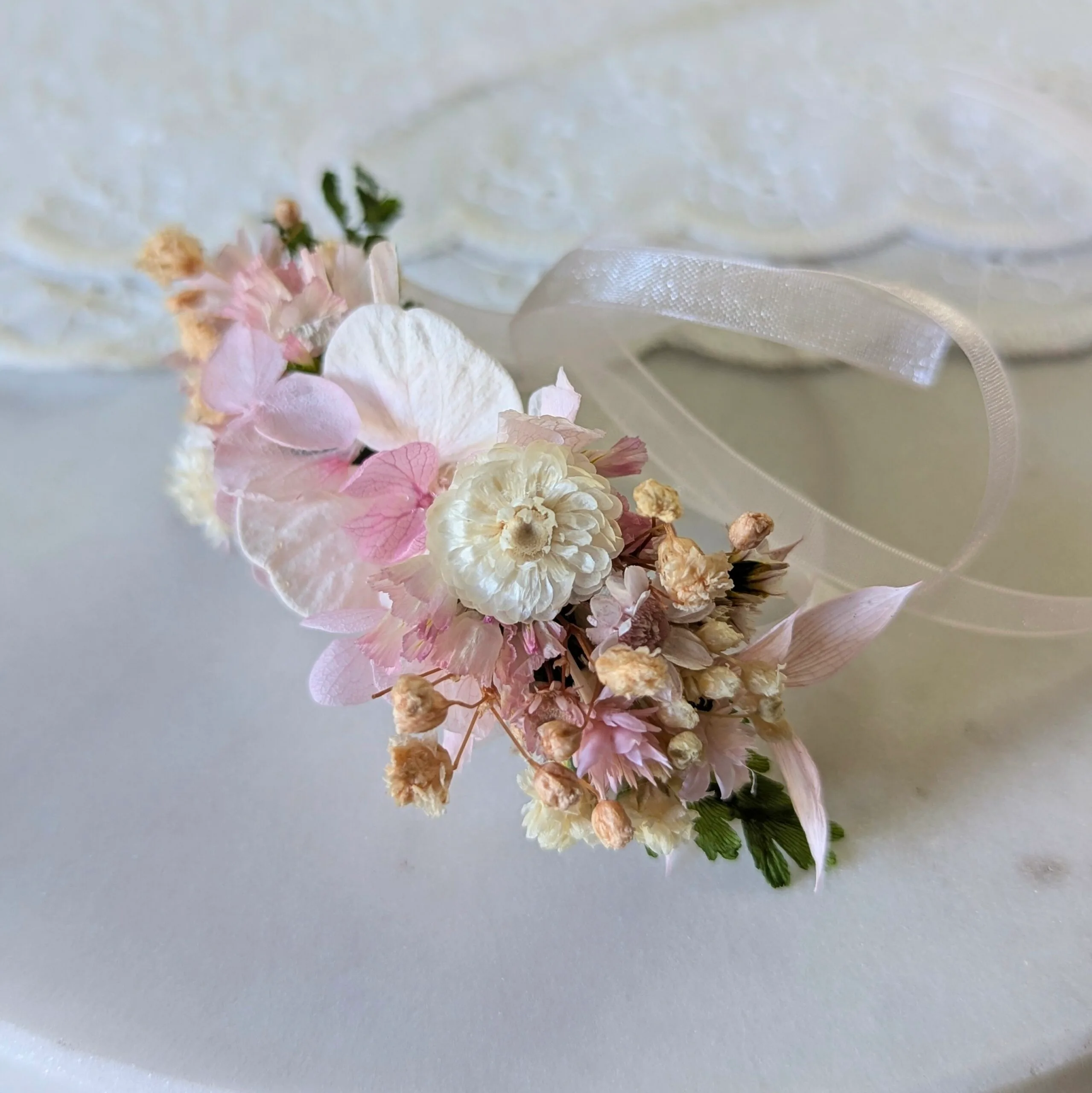 Bracelet enfant en fleurs stabilisées et ruban rose poudré, Émilie – Image 3