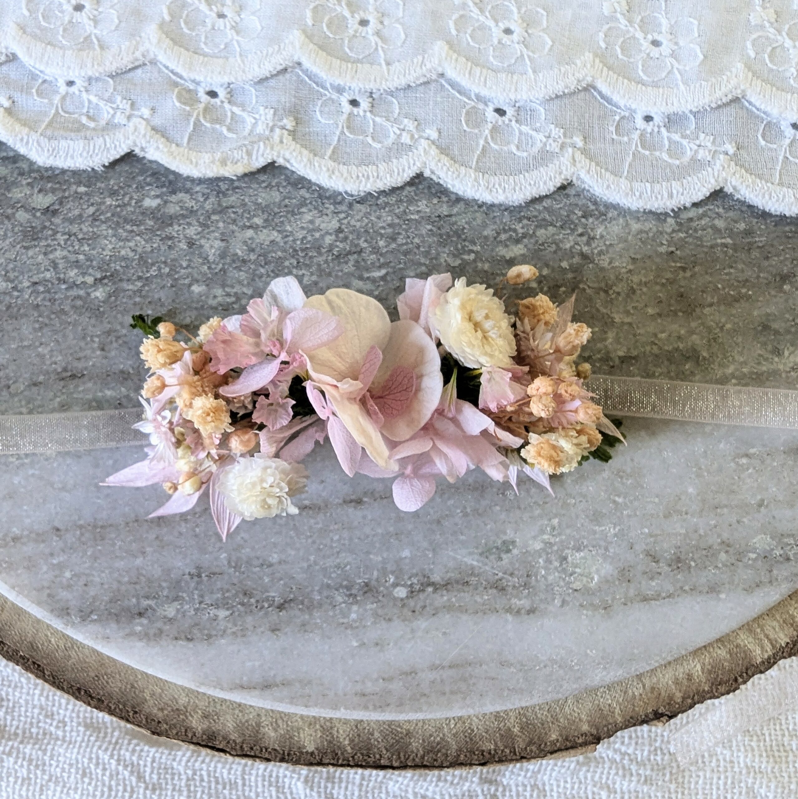 Bracelet enfant en fleurs stabilisées et ruban rose poudré, Émilie – Image 4