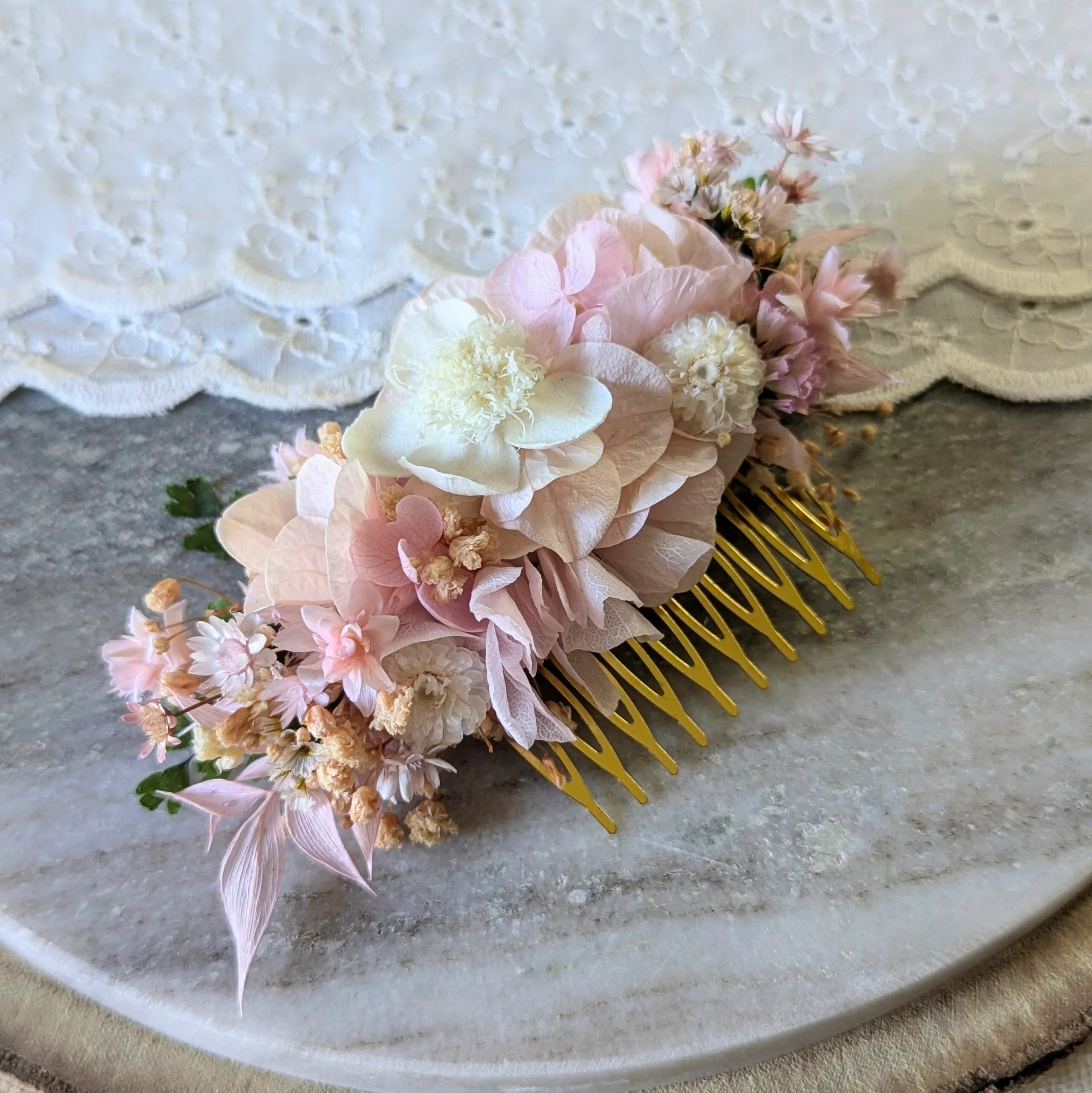 Peigne à cheveux fleuri pour coiffure de mariage en fleurs stabilisées rose poudré, Émilie – Image 4