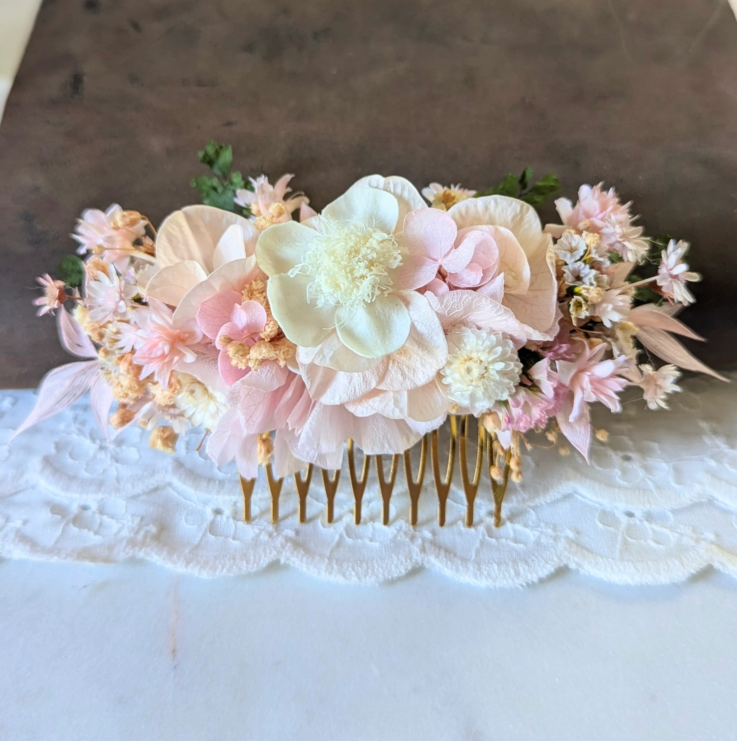 Peigne à cheveux fleuri pour coiffure de mariage en fleurs stabilisées rose poudré, Émilie – Image 3