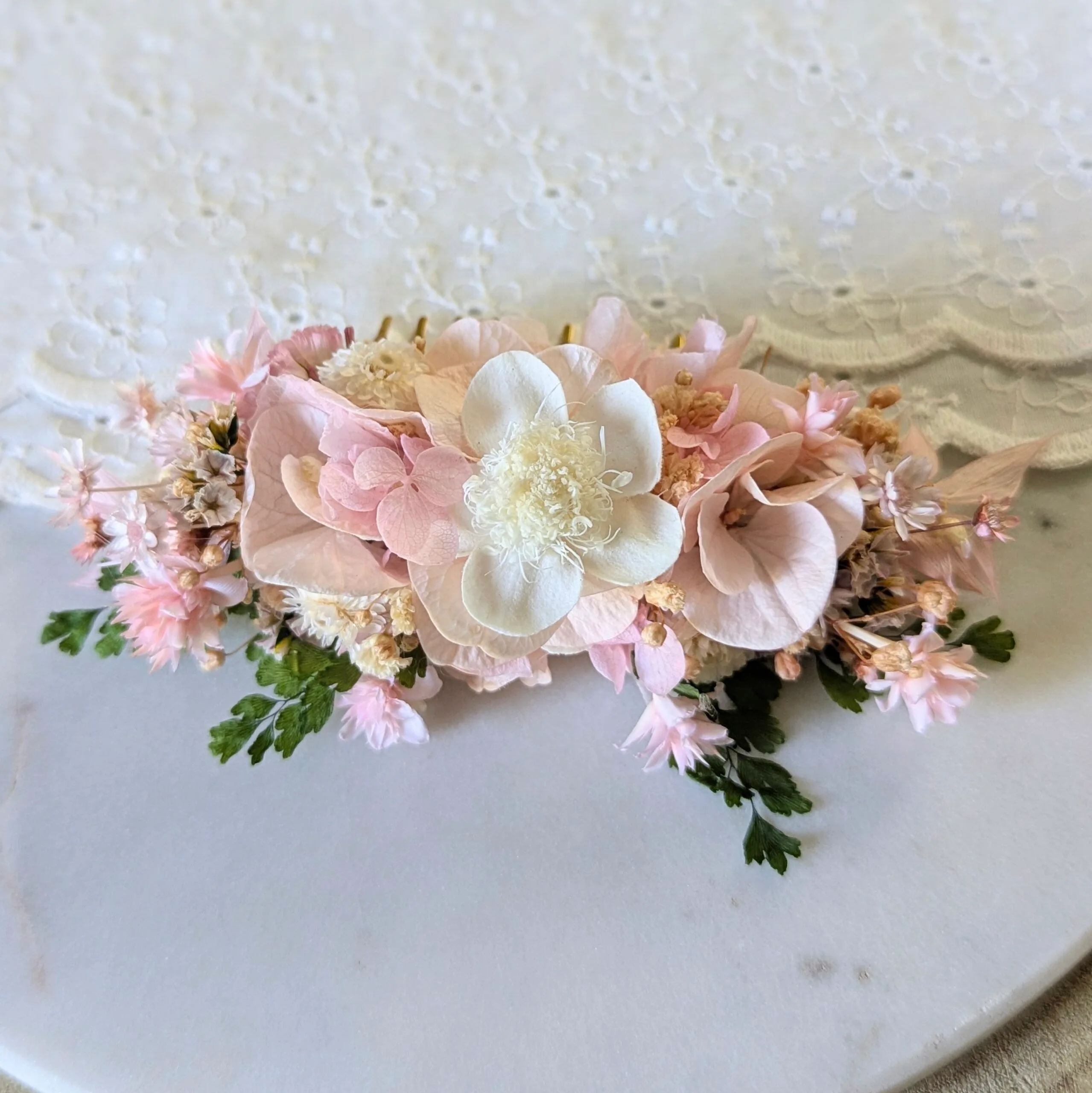 Peigne à cheveux fleuri pour coiffure de mariage en fleurs stabilisées rose poudré, Émilie – Image 2