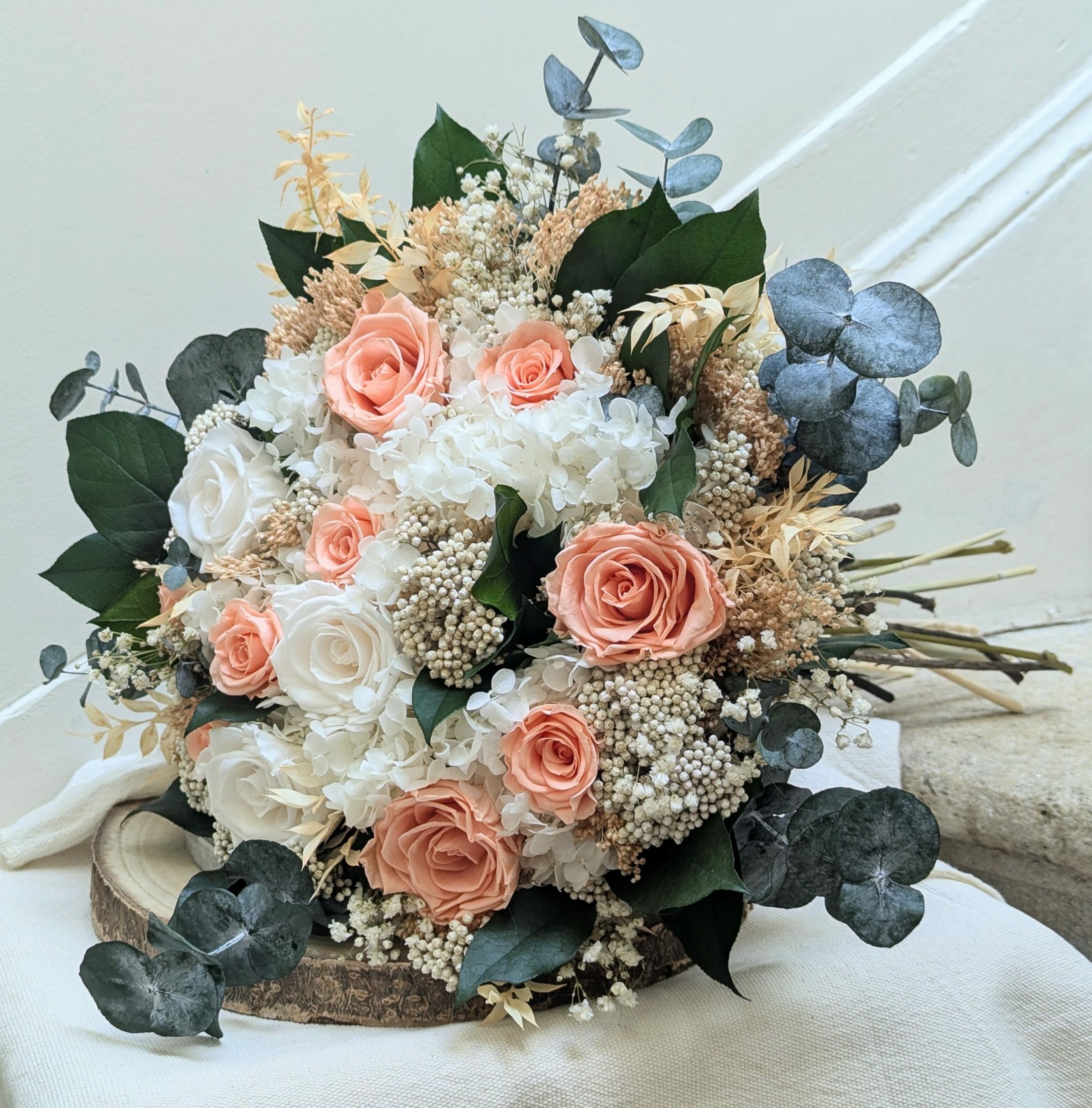 Bouquet de décoration d'intérieur en fleurs stabilisées, roses éternelles pêche et blanches, Léa
