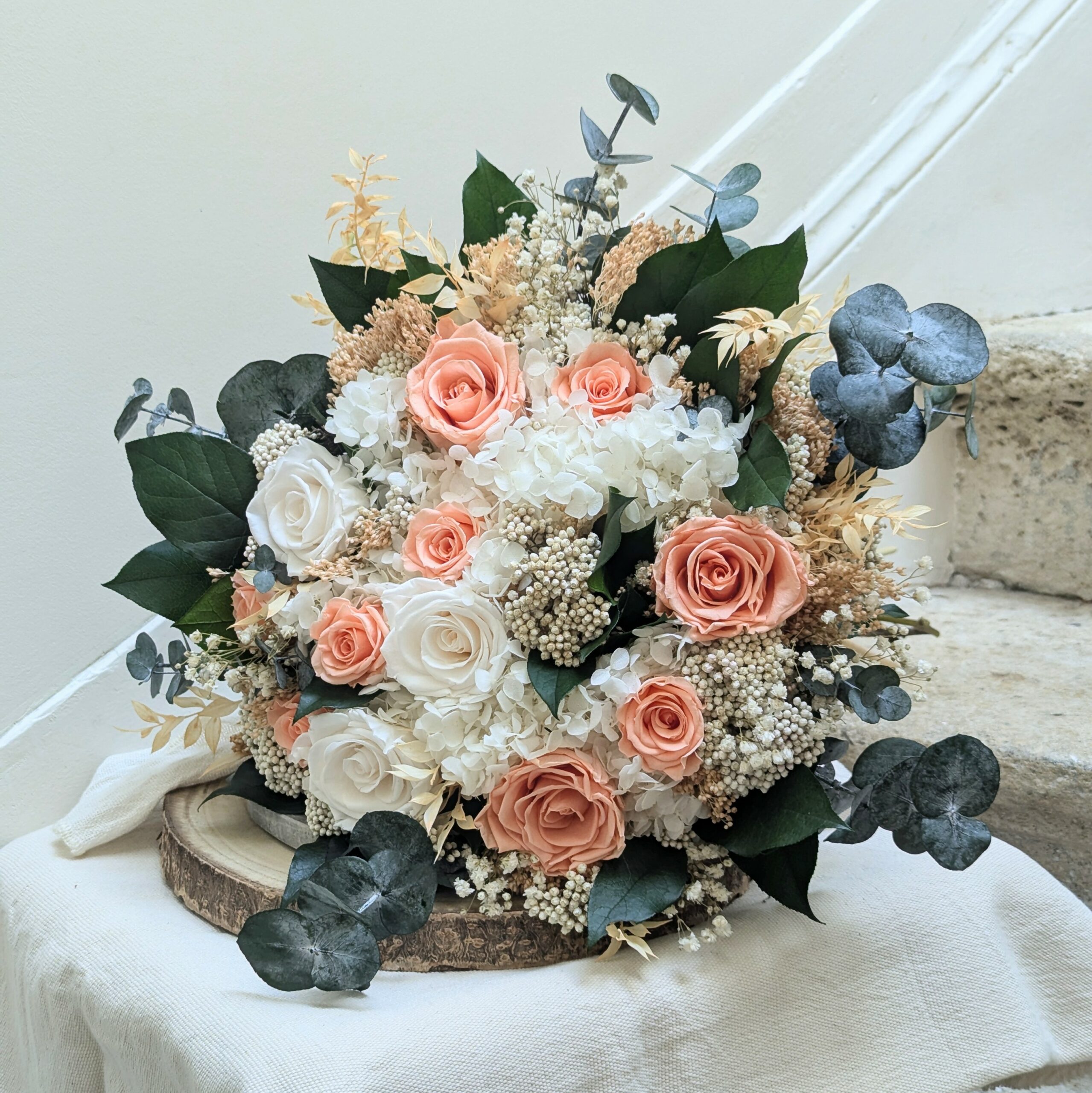Bouquet de décoration d'intérieur en fleurs stabilisées, roses éternelles pêche et blanches, Léa – Image 2