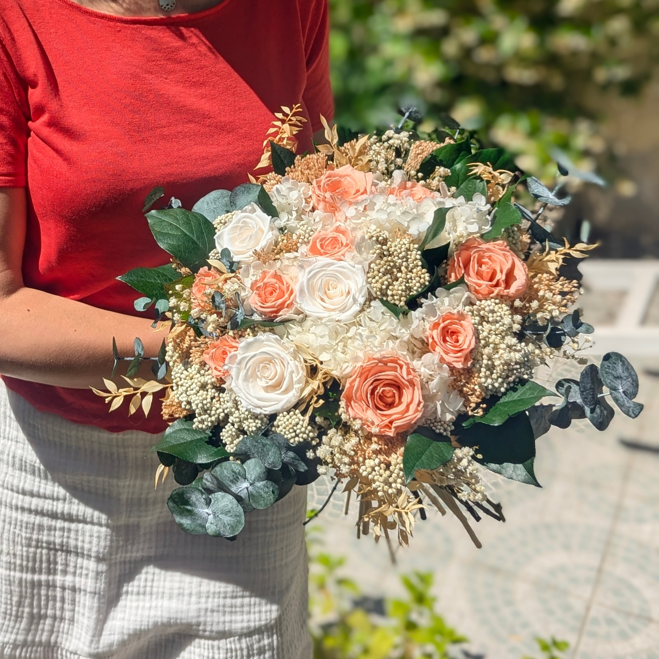 Bouquet de décoration d'intérieur en fleurs stabilisées, roses éternelles pêche et blanches, Léa – Image 3
