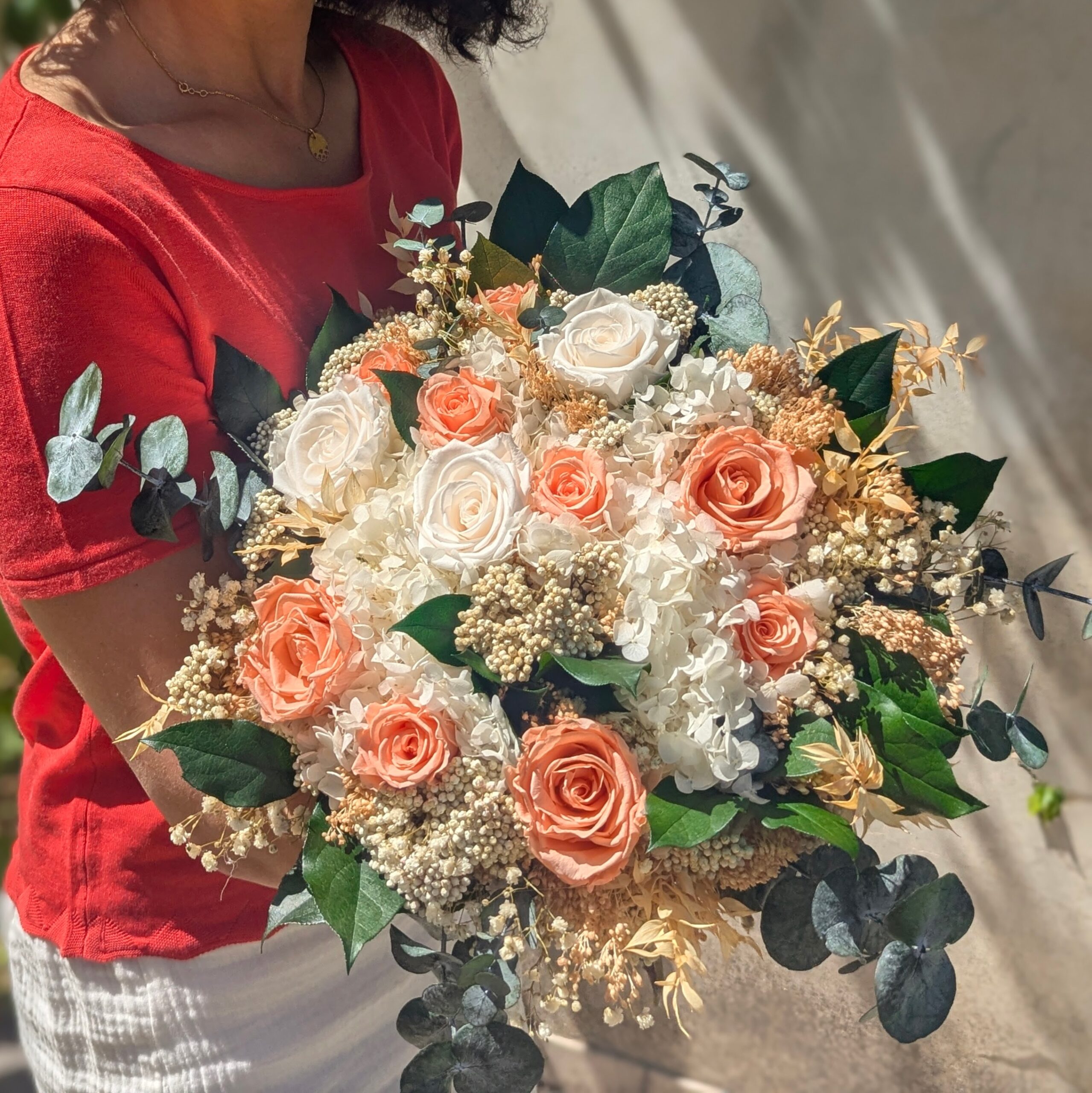 Bouquet de décoration d'intérieur en fleurs stabilisées, roses éternelles pêche et blanches, Léa – Image 4