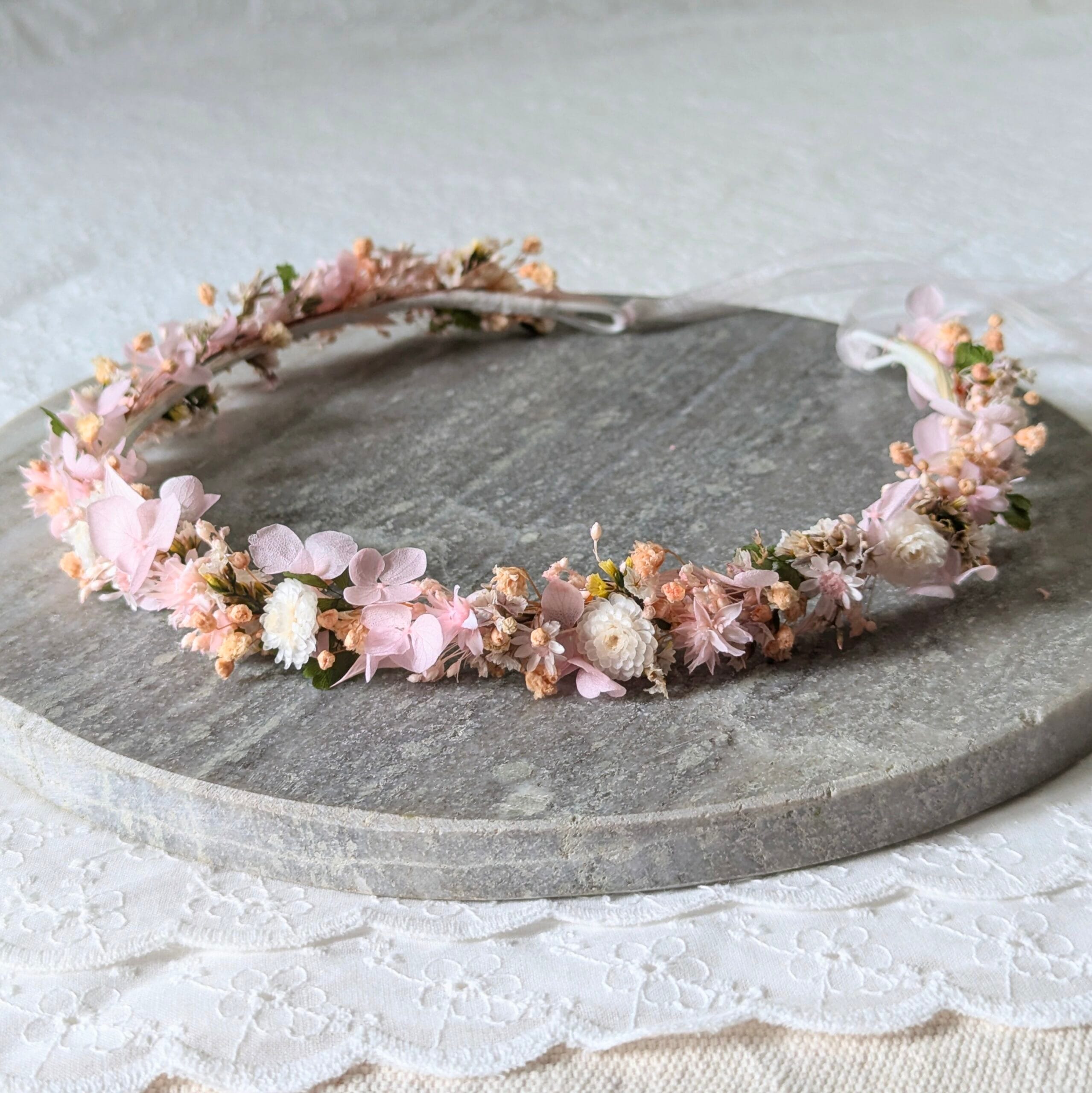 Demi-couronne de cheveux en fleurs stabilisées rose poudré, Émilie – Image 3
