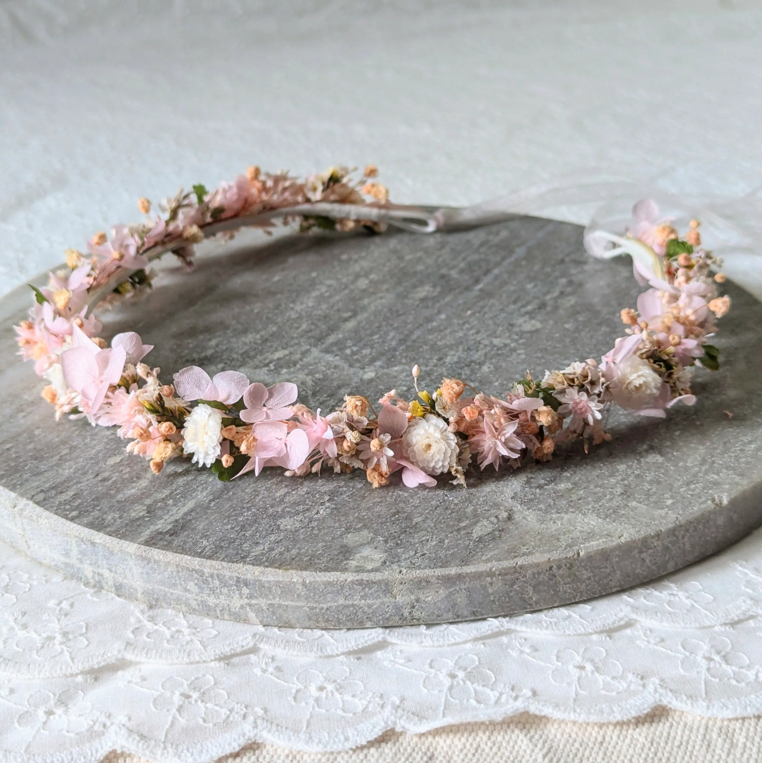 Demi-couronne de cheveux en fleurs stabilisées rose poudré, Émilie – Image 3