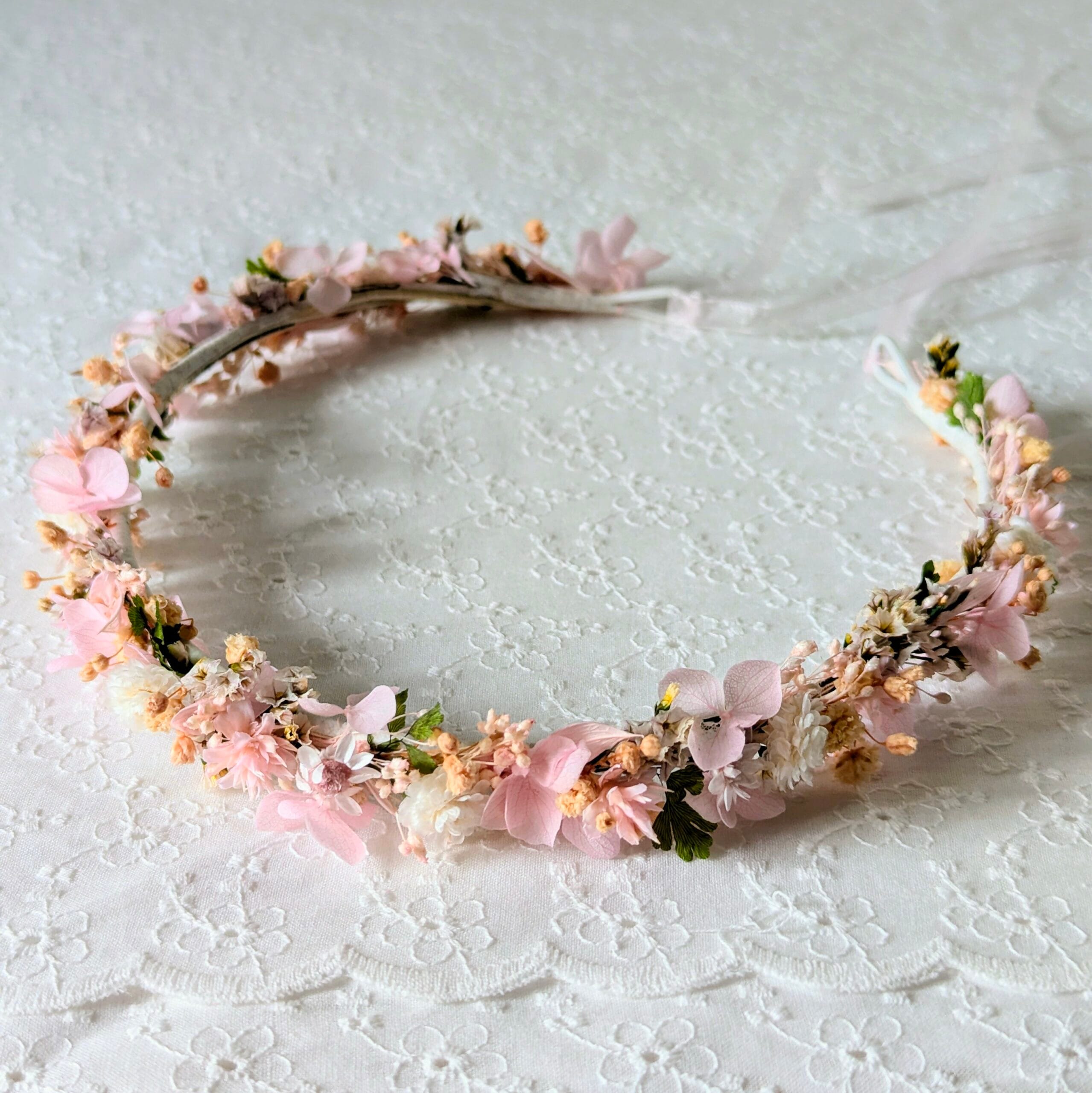 Demi-couronne de cheveux en fleurs stabilisées rose poudré, Émilie – Image 2
