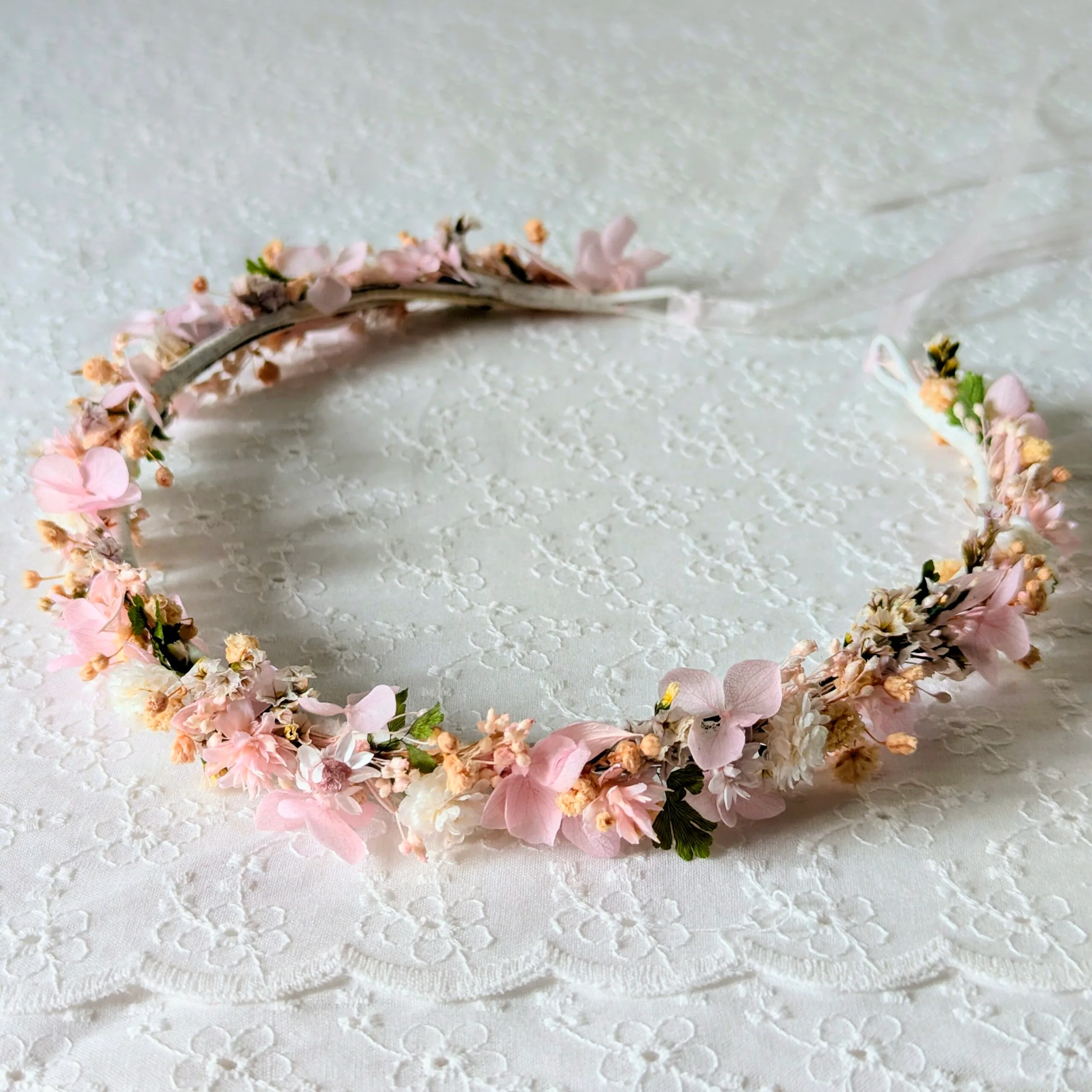 Demi-couronne de cheveux en fleurs stabilisées rose poudré, Émilie – Image 2