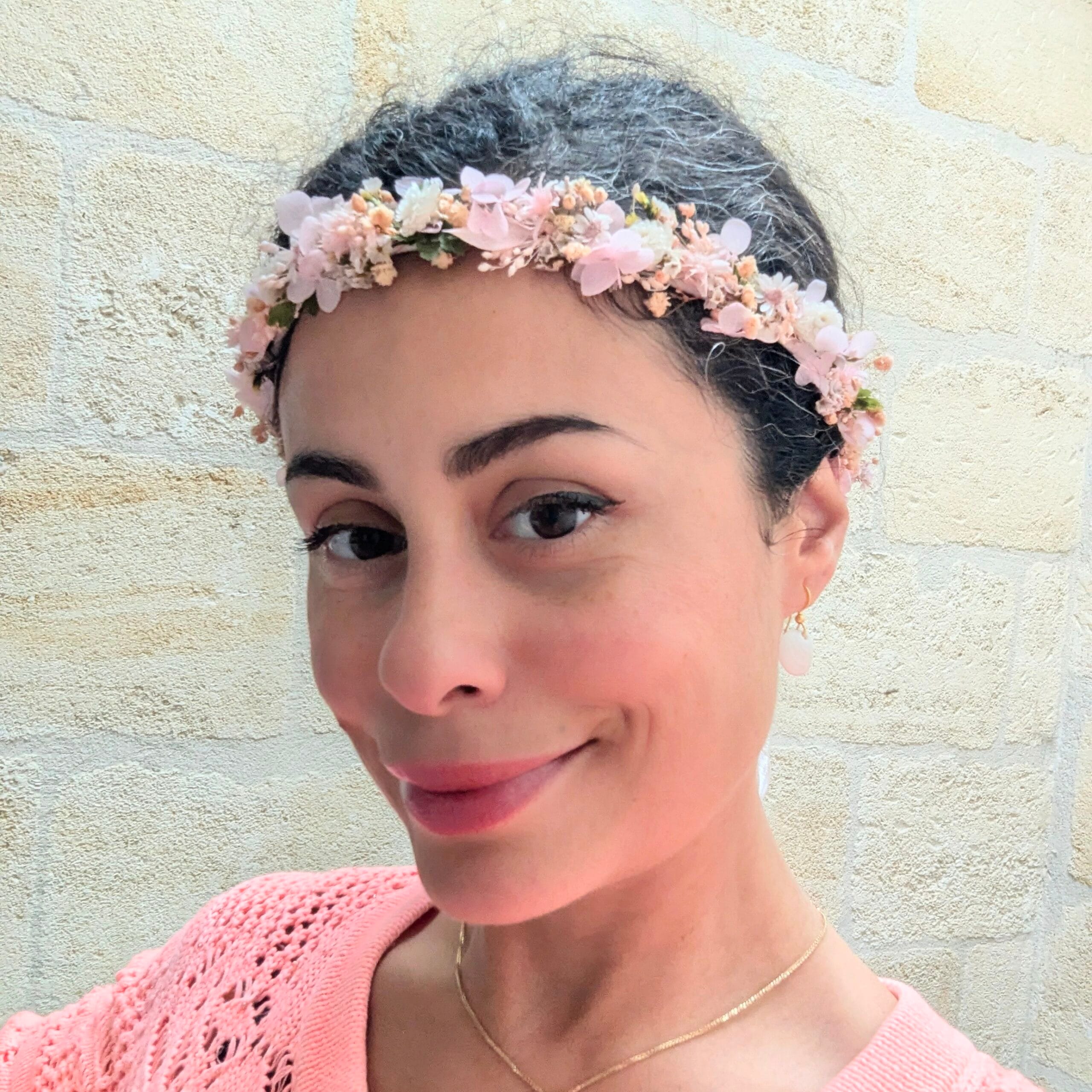 Demi-couronne de cheveux en fleurs stabilisées rose poudré, Émilie – Image 4