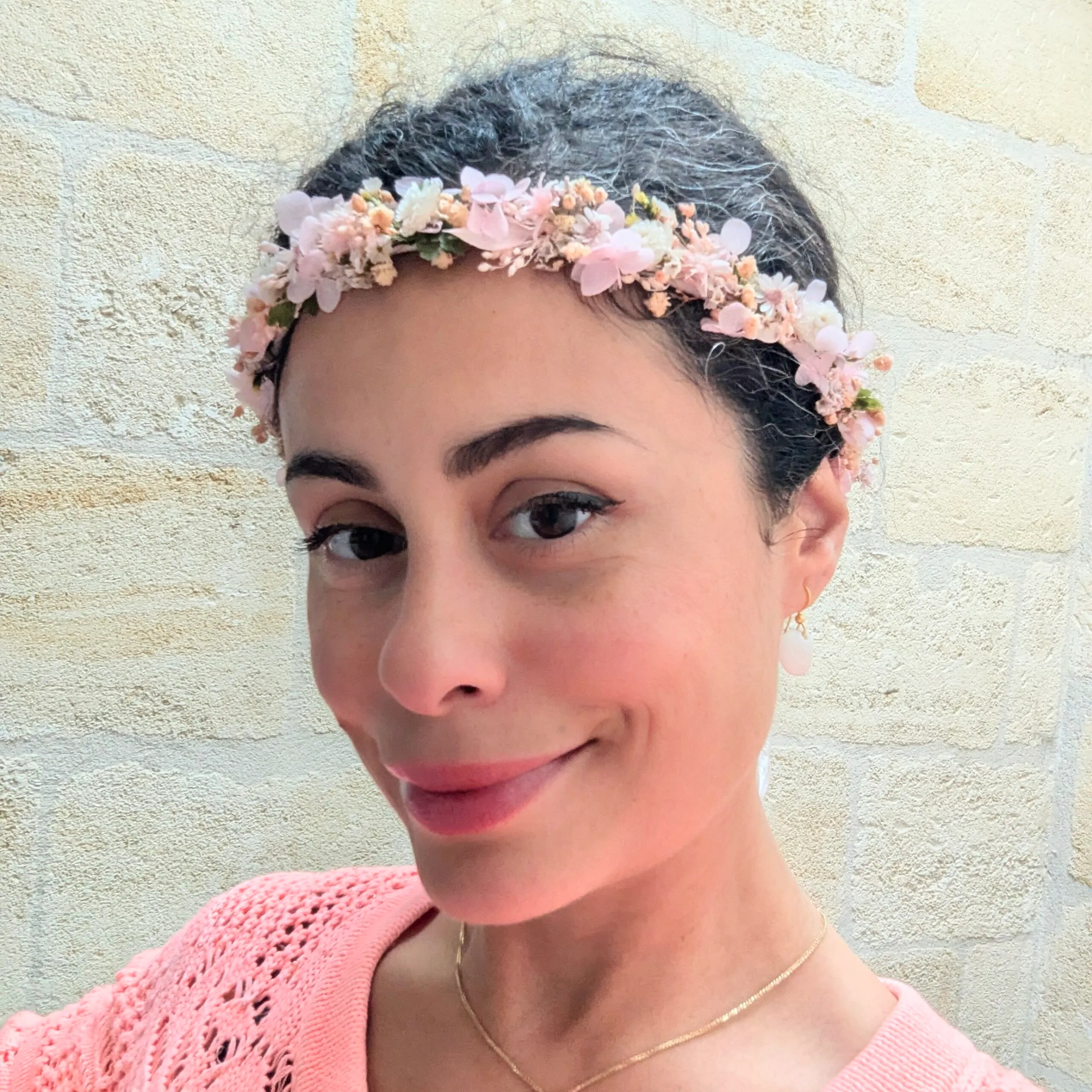 Demi-couronne de cheveux en fleurs stabilisées rose poudré, Émilie – Image 4