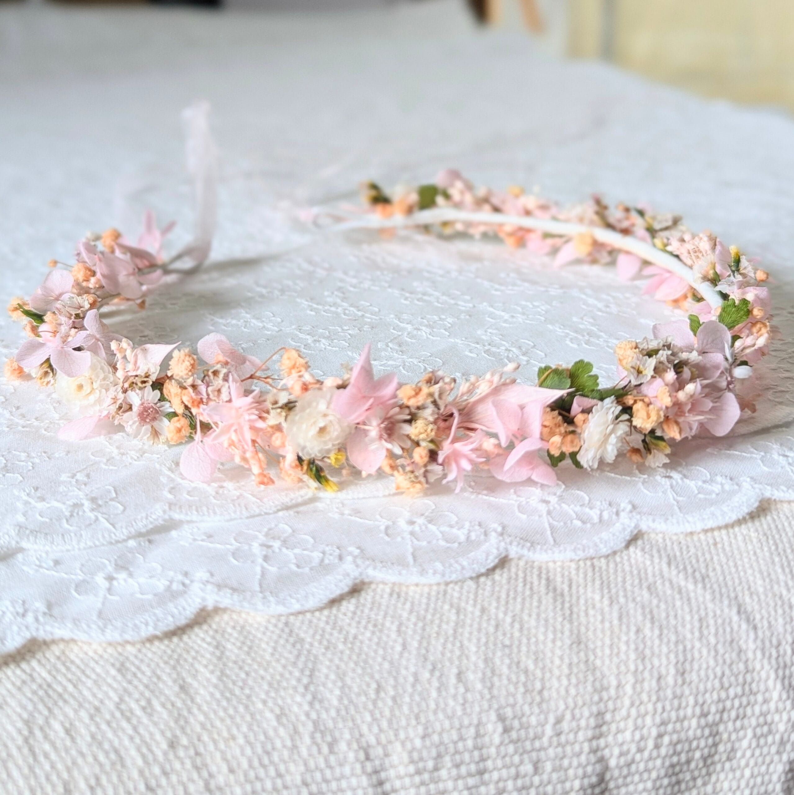 Demi-couronne de cheveux en fleurs stabilisées rose poudré, Émilie