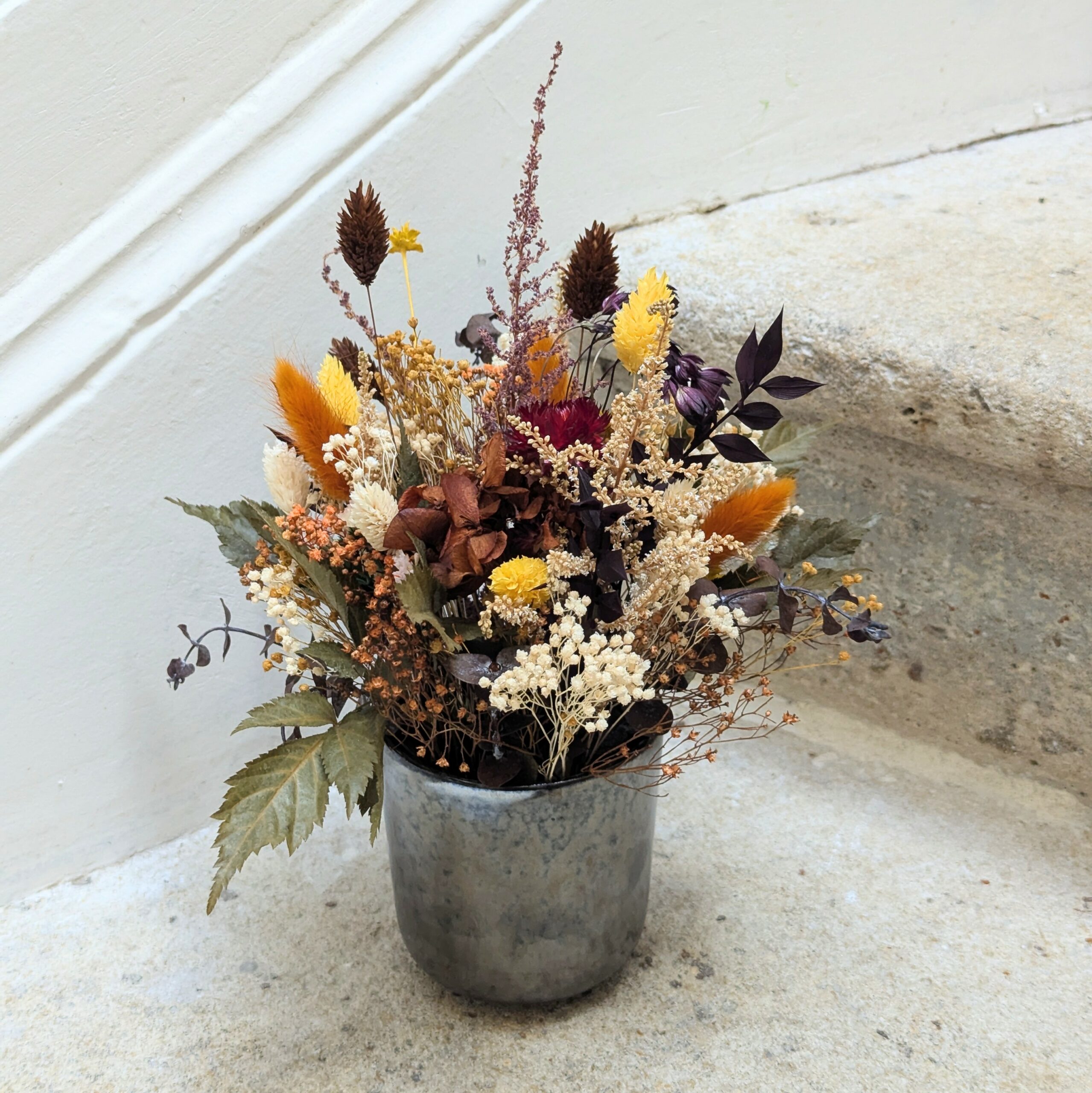 Composition piquée en fleurs séchées et stabilisées terracotta et orange, Margaux – Image 2