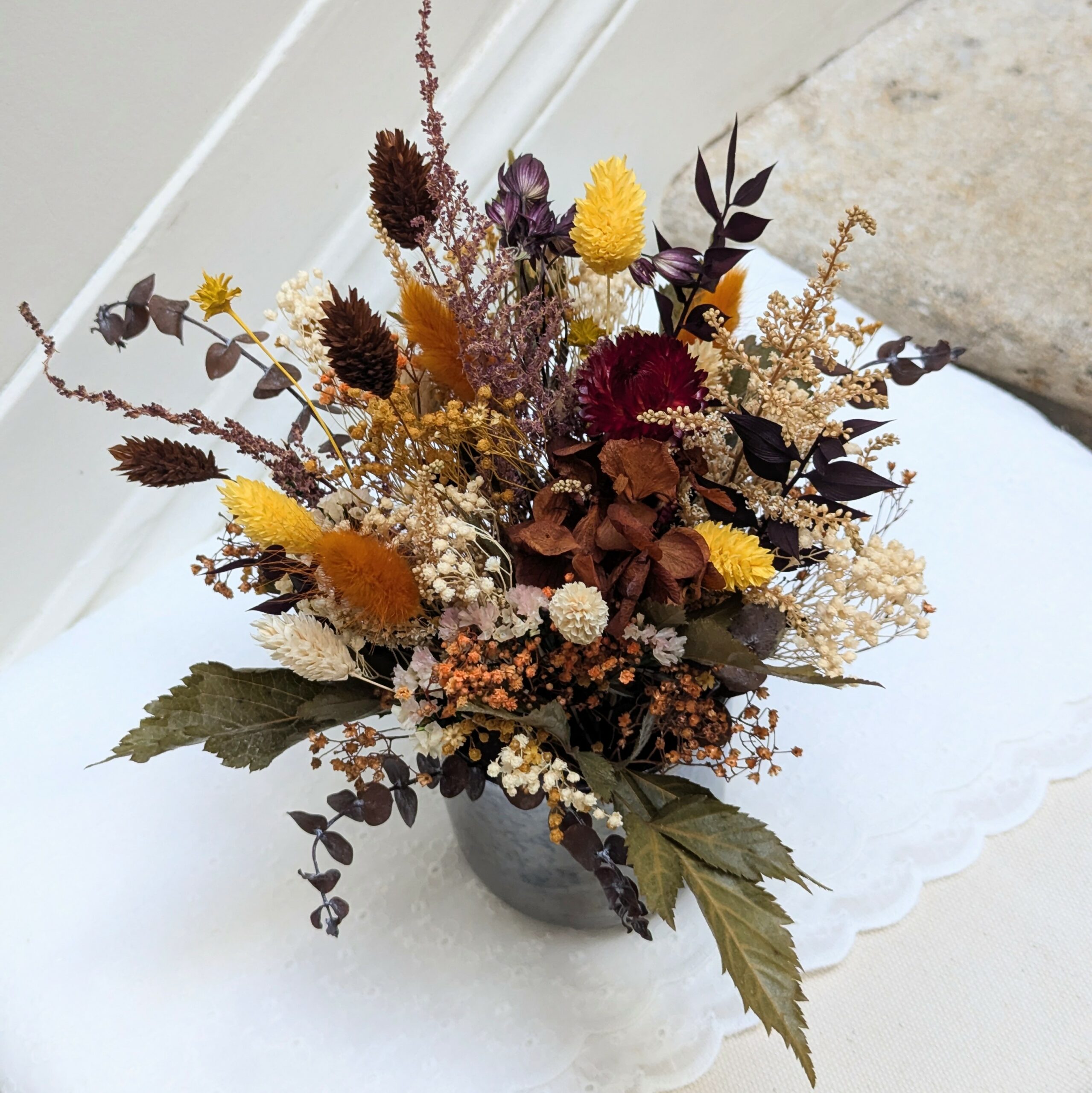 Composition piquée en fleurs séchées et stabilisées terracotta et orange, Margaux – Image 3