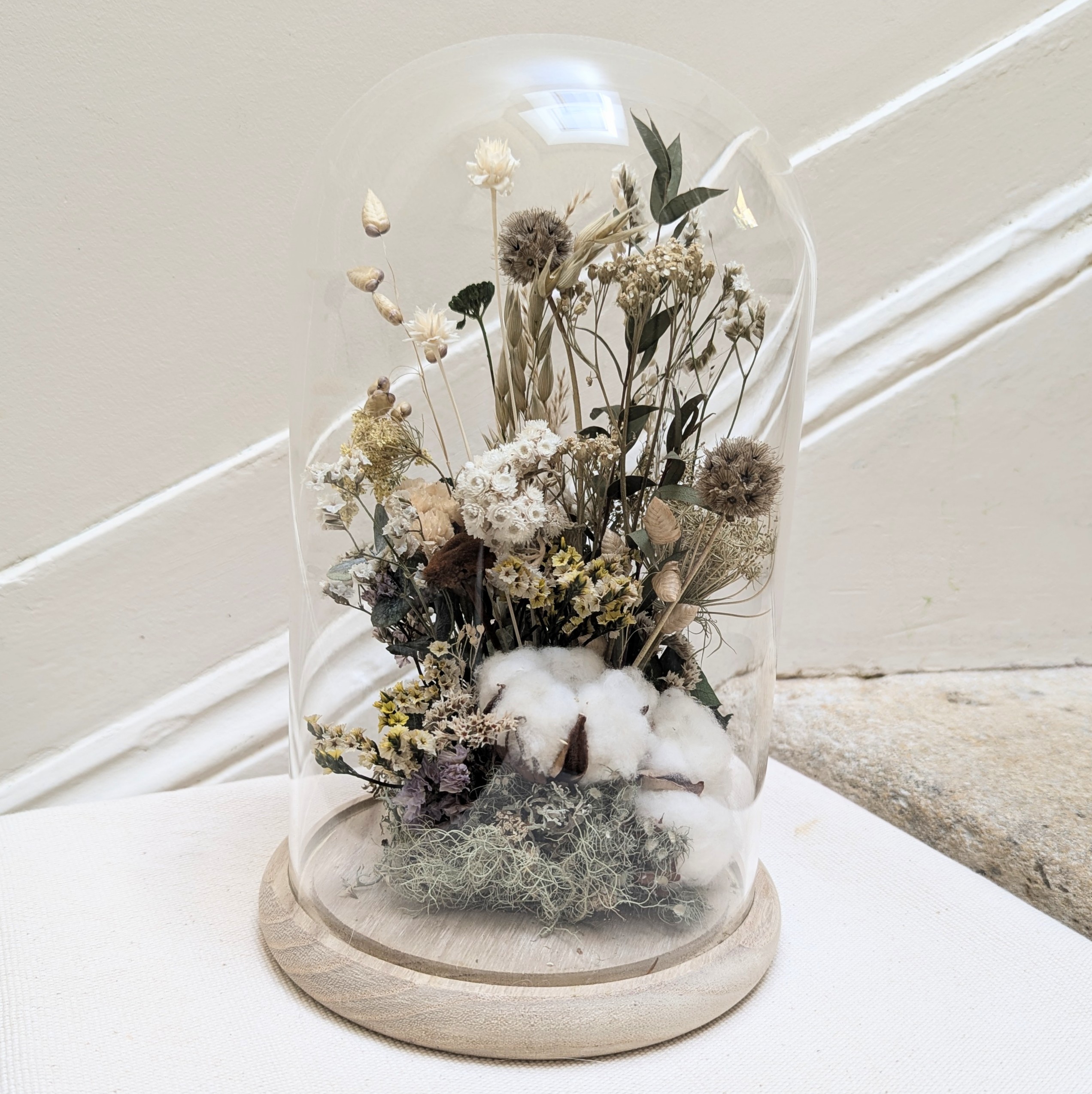 Cloche en verre fleurs séchées et stabilisées blanc et vert, Capucine