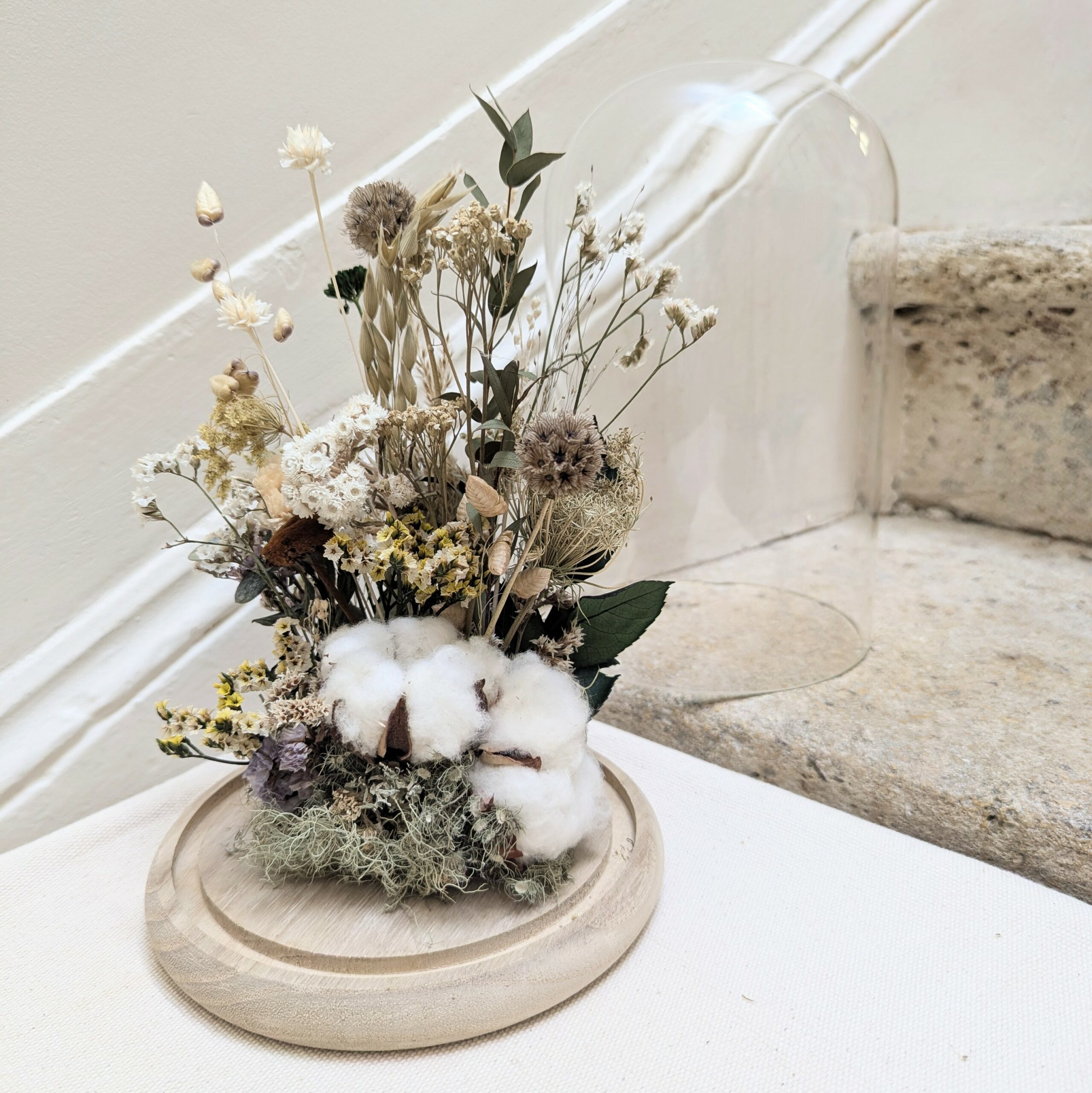 Cloche en verre fleurs séchées et stabilisées blanc et vert, Capucine – Image 2