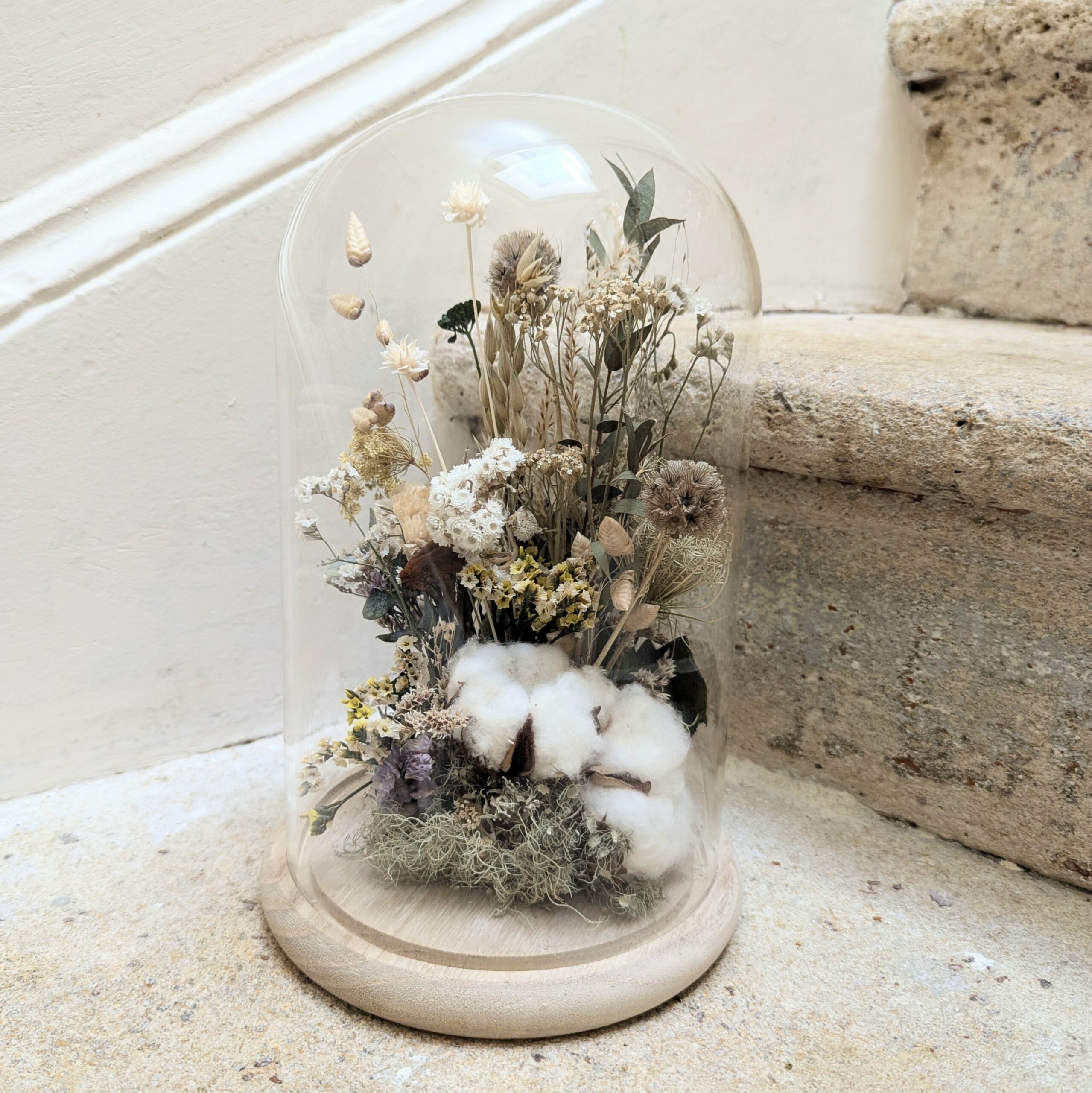 Cloche en verre fleurs séchées et stabilisées blanc et vert, Capucine – Image 3