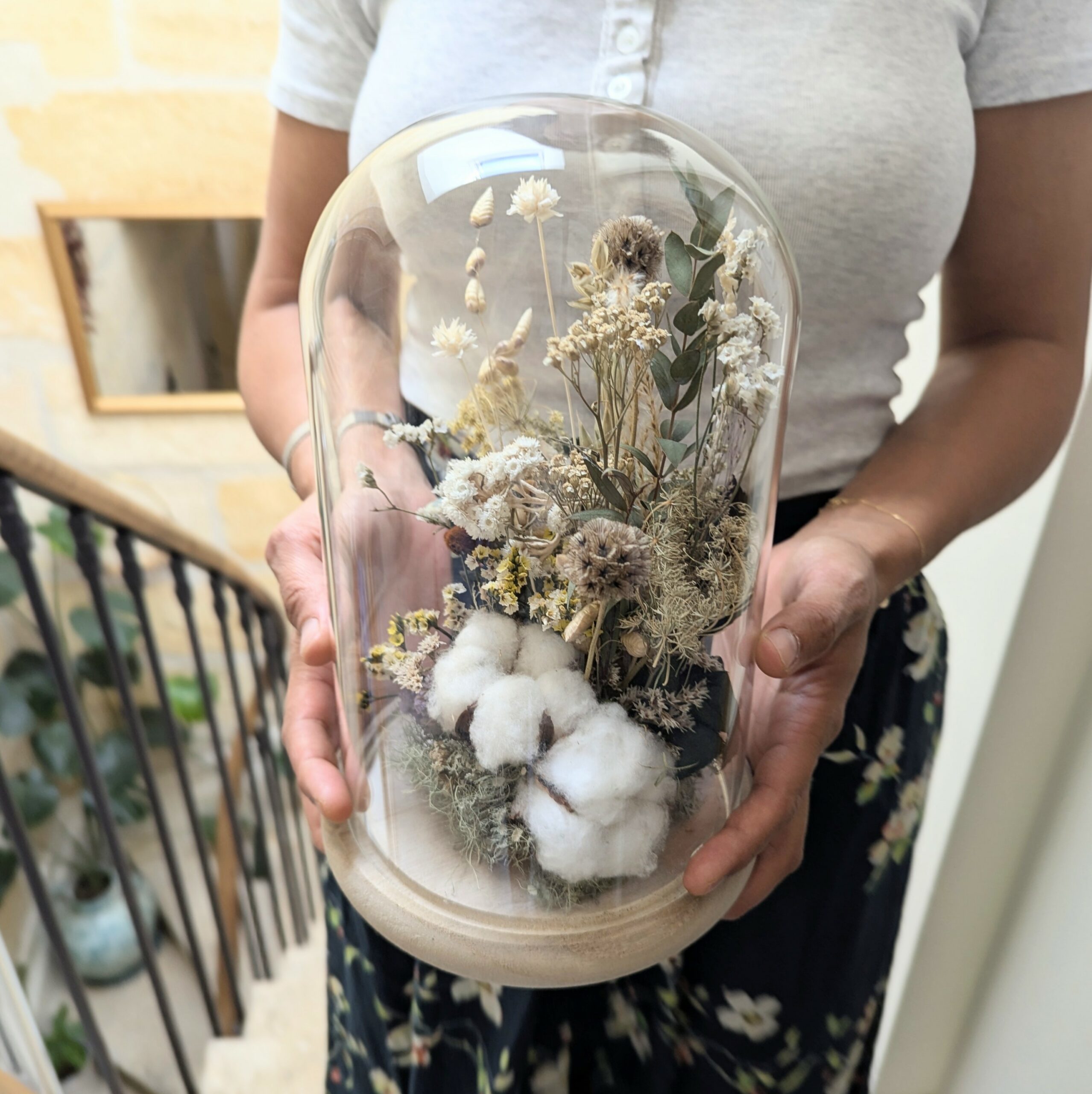 Cloche en verre fleurs séchées et stabilisées blanc et vert, Capucine – Image 4