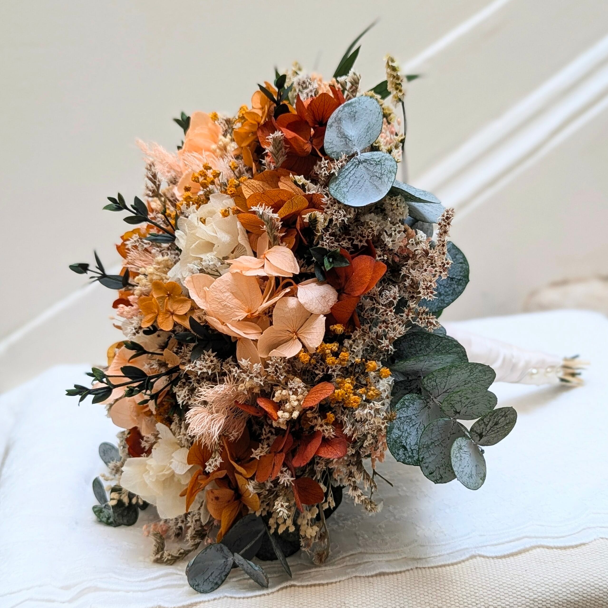 Bouquet de mariée avec des roses éternelles et hortensias stabilisés, Chloé – Image 6
