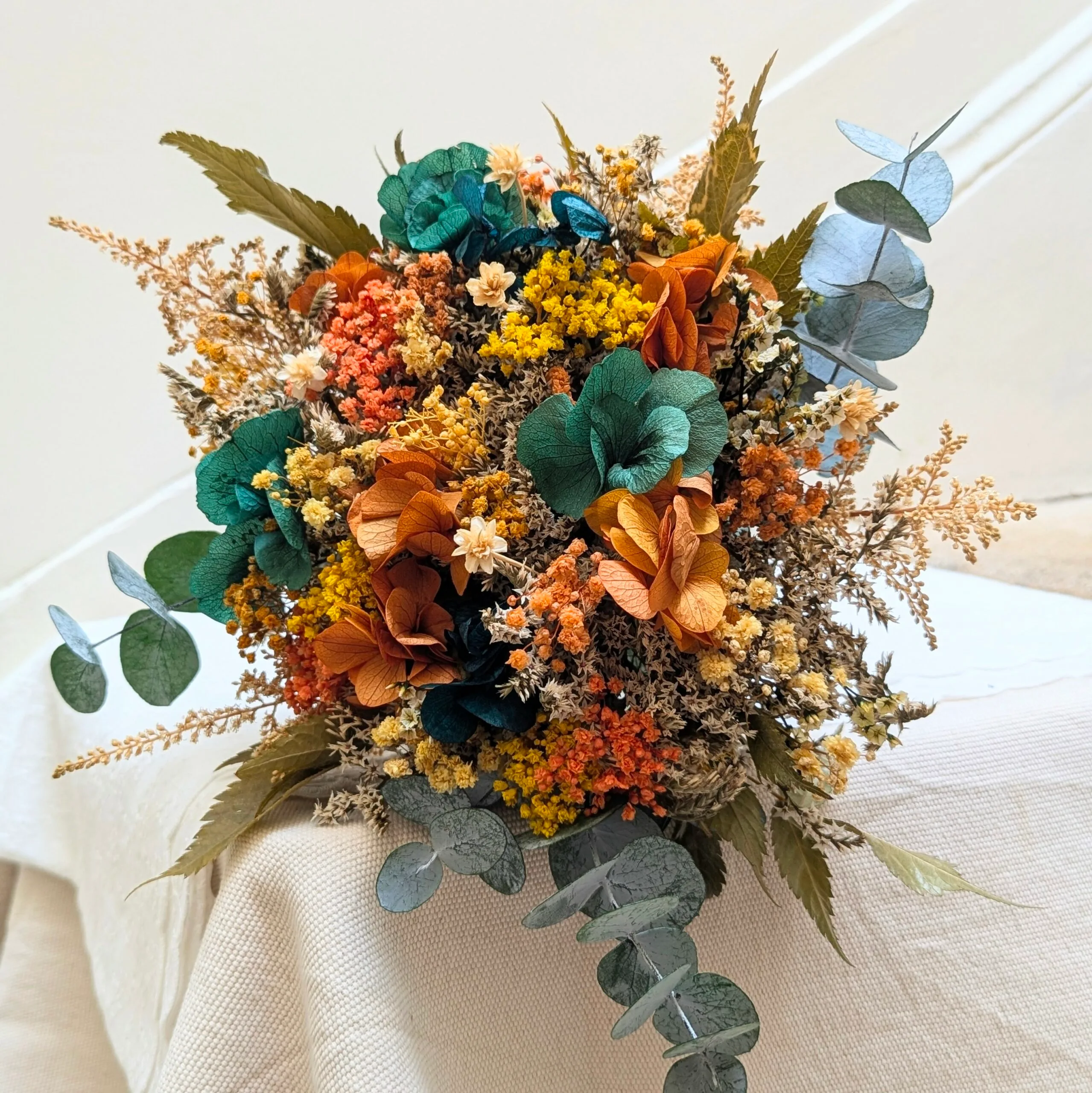 Bouquet de mariée en fleurs stabilisées oranges et bleu-vert, Nila – Image 2