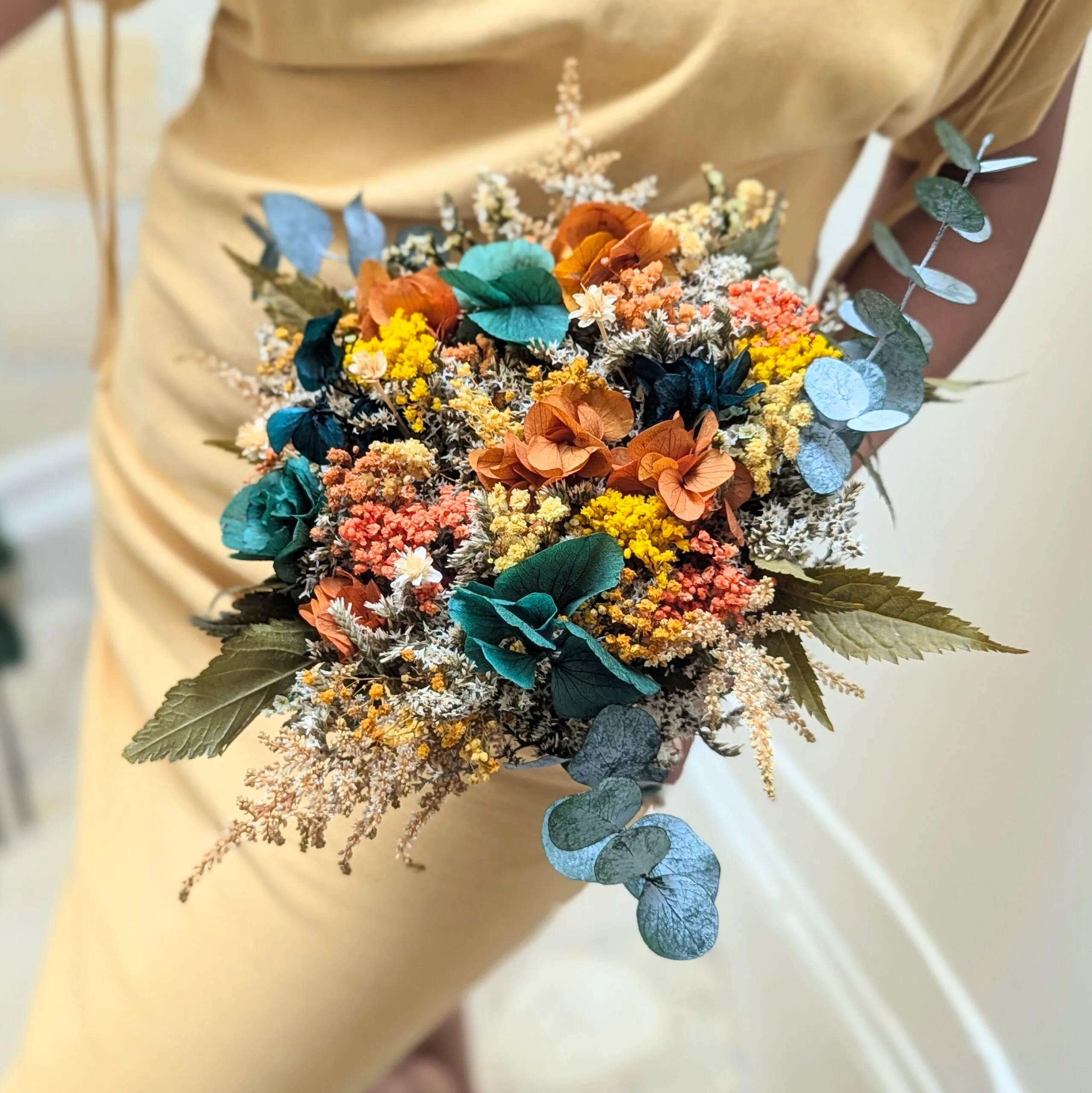 Bouquet de mariée en fleurs stabilisées oranges et bleu-vert, Nila – Image 3